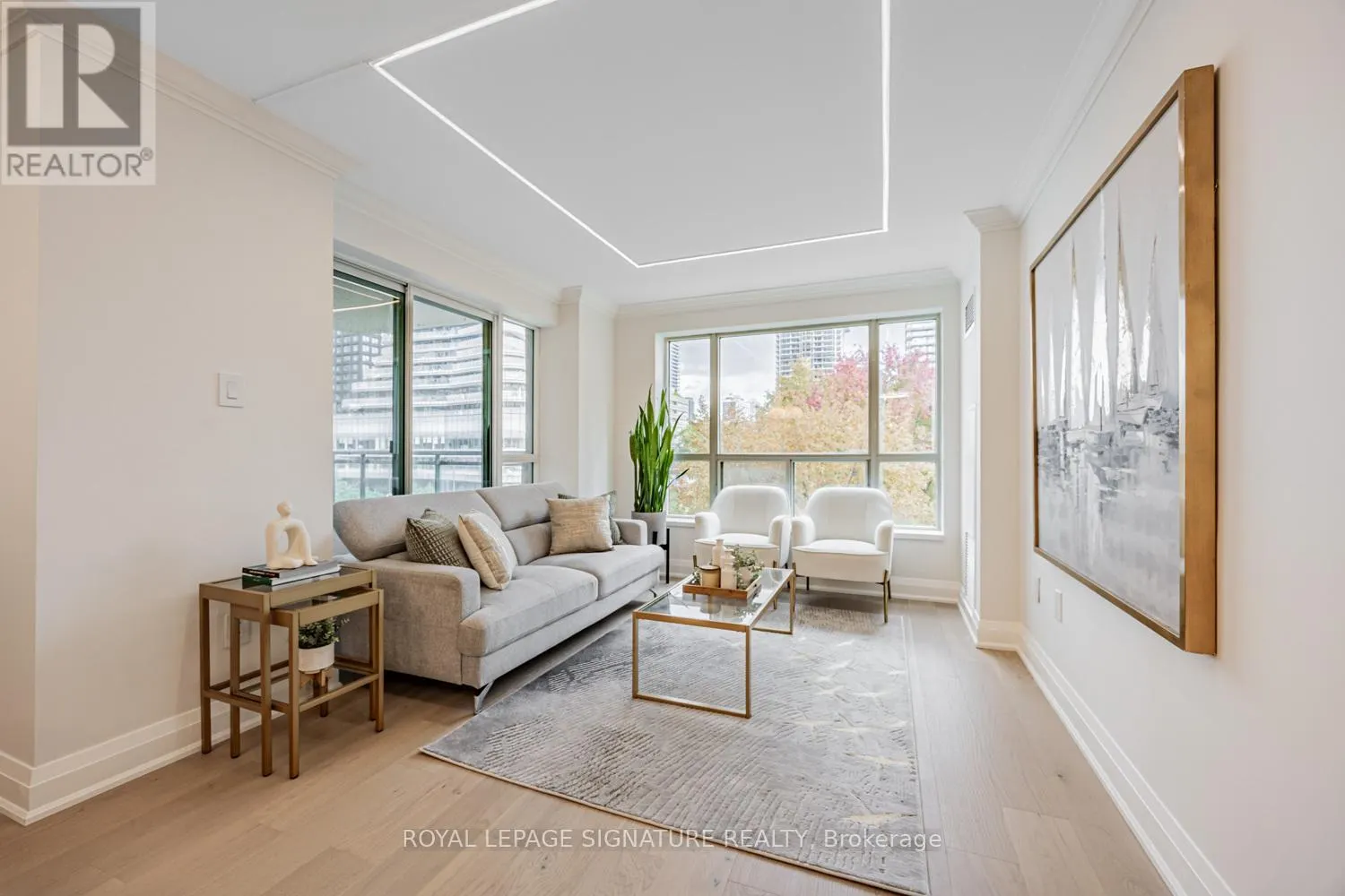 404 - 889 BAY STREET