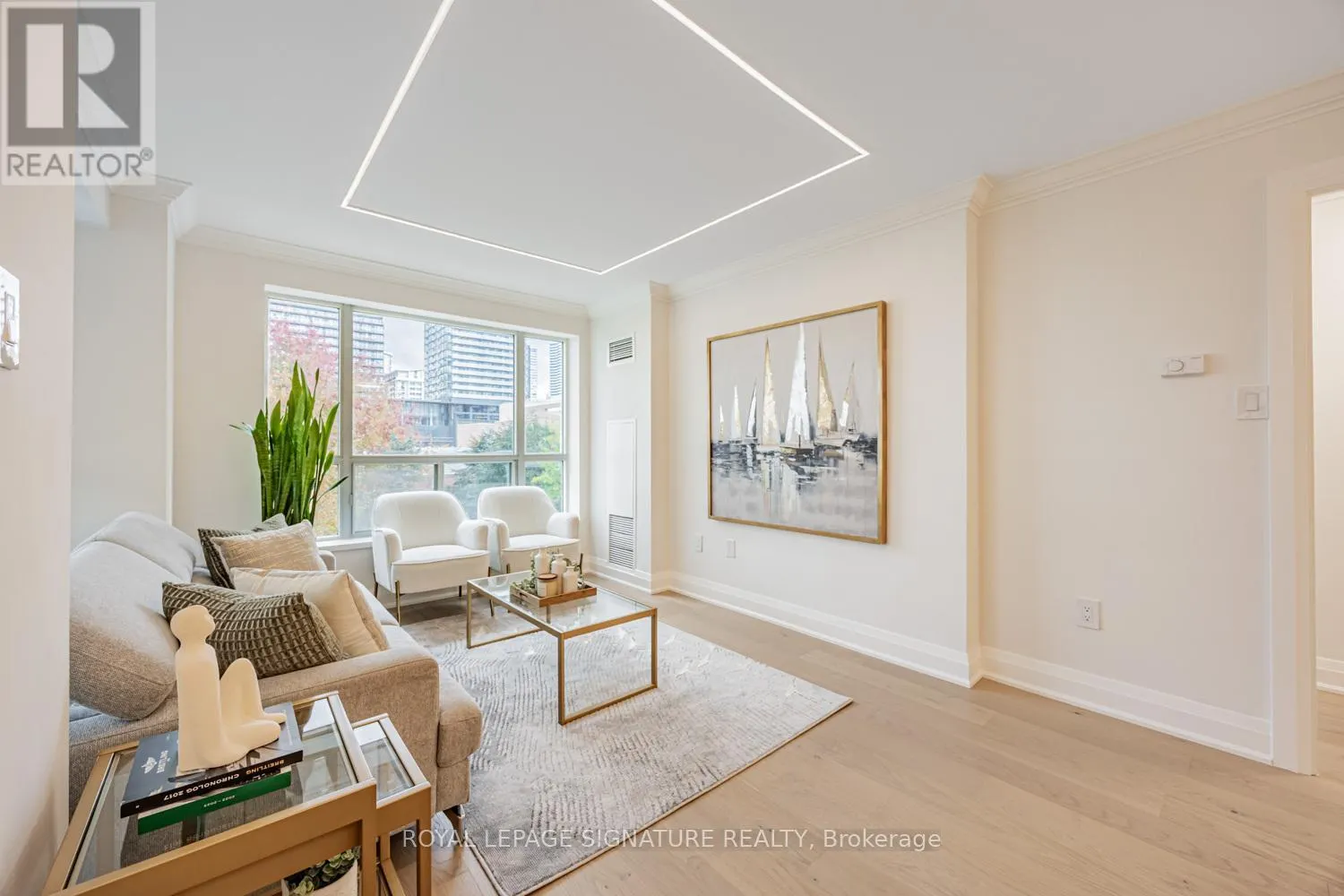 404 - 889 BAY STREET