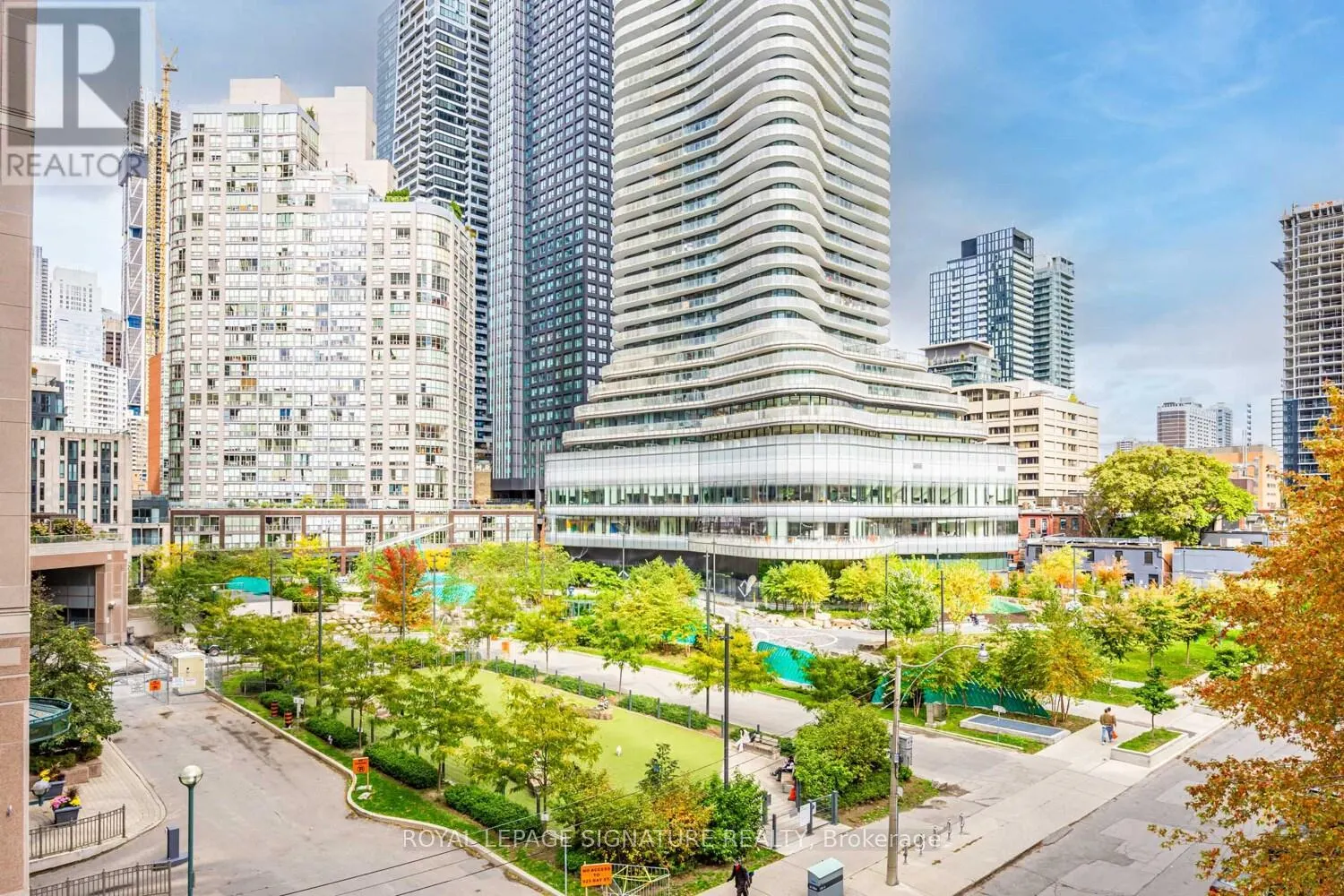 404 - 889 BAY STREET