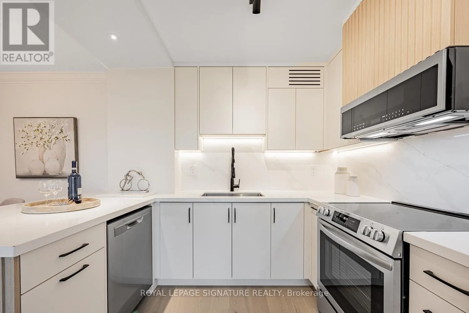 404 - 889 BAY STREET