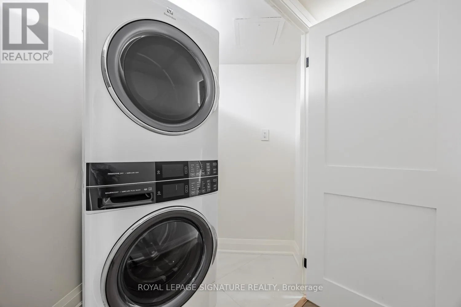 404 - 889 BAY STREET