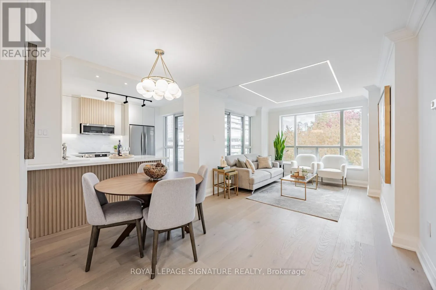 404 - 889 BAY STREET