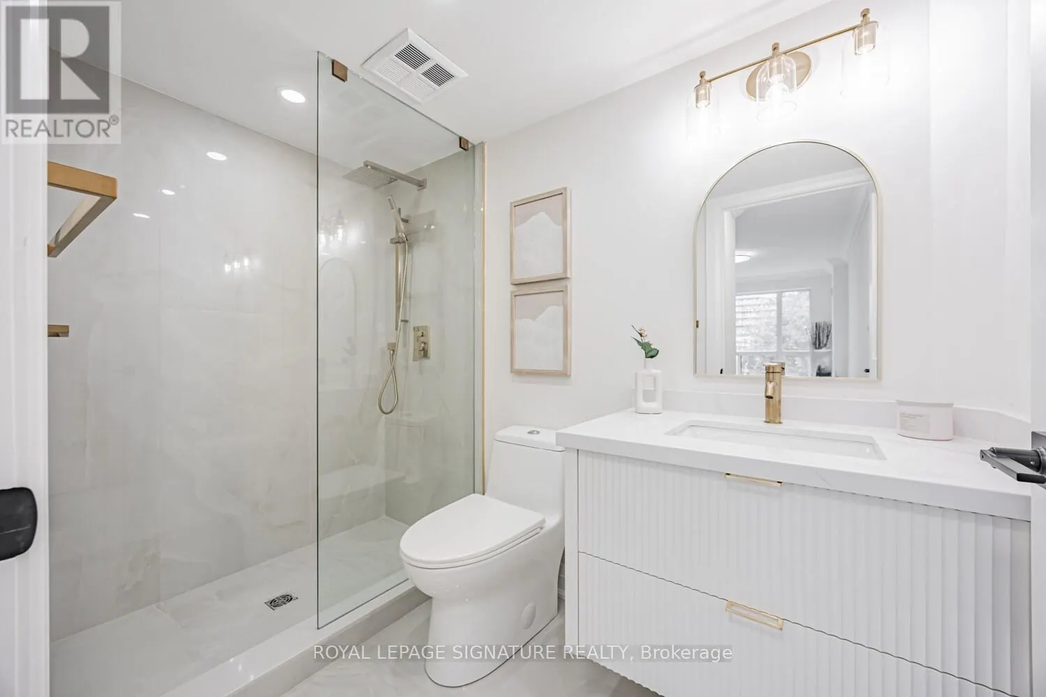 404 - 889 BAY STREET