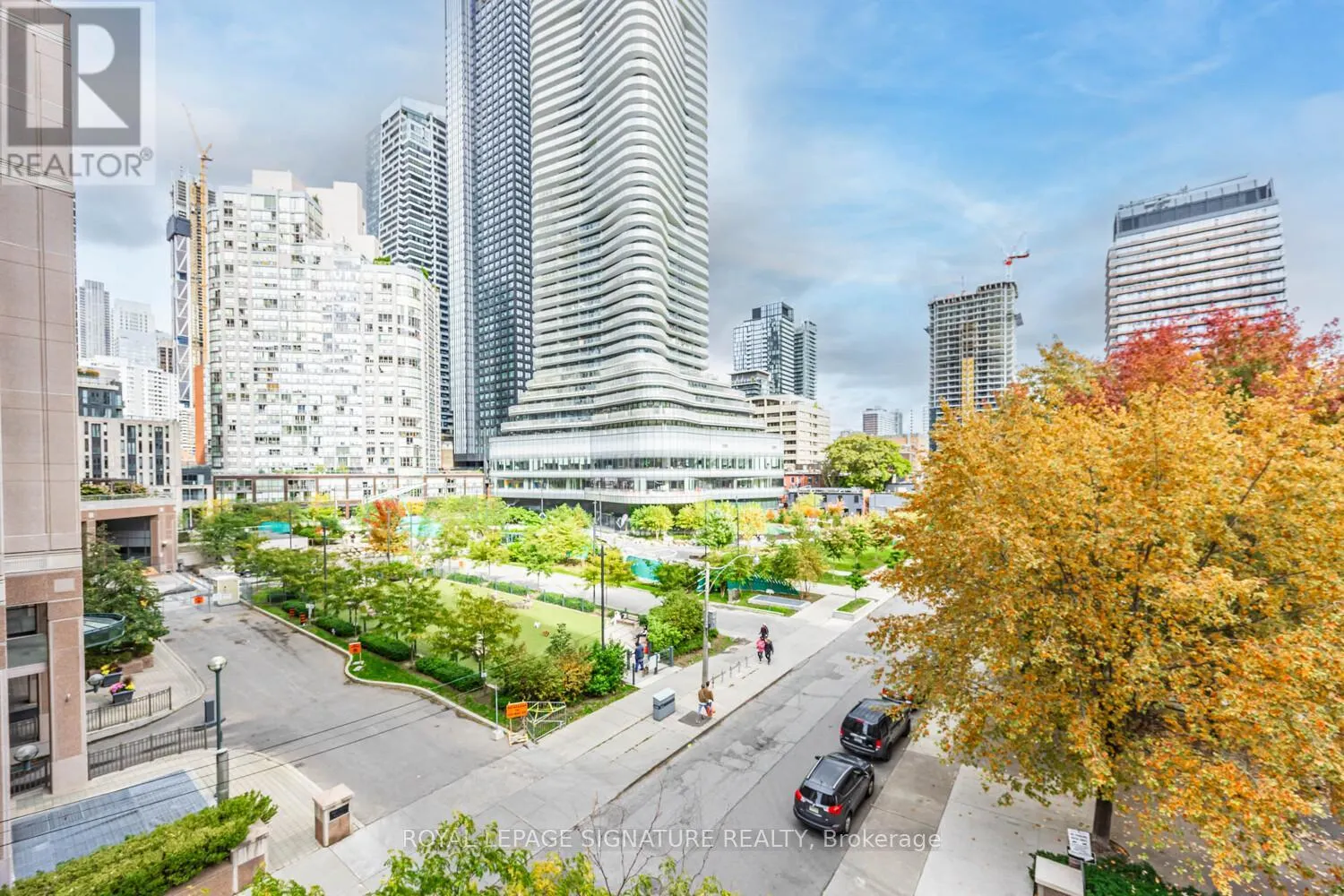 404 - 889 BAY STREET