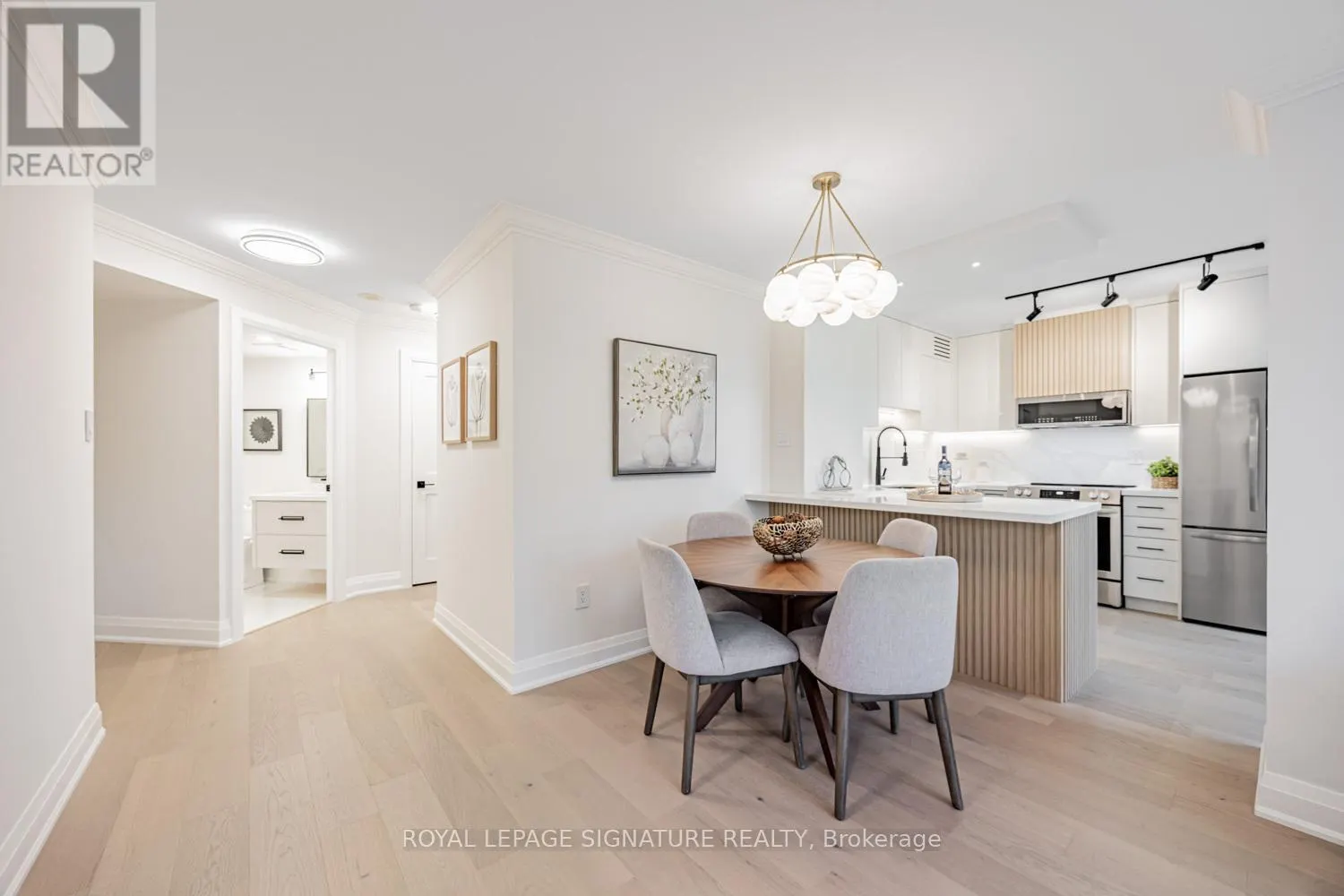 404 - 889 BAY STREET