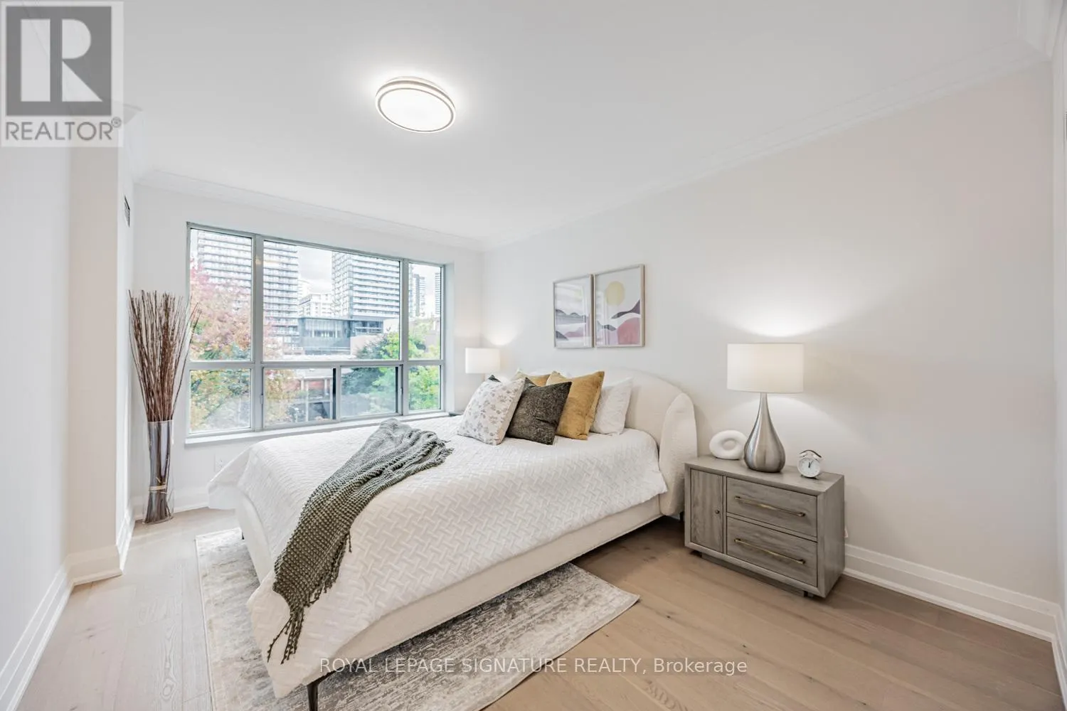 404 - 889 BAY STREET