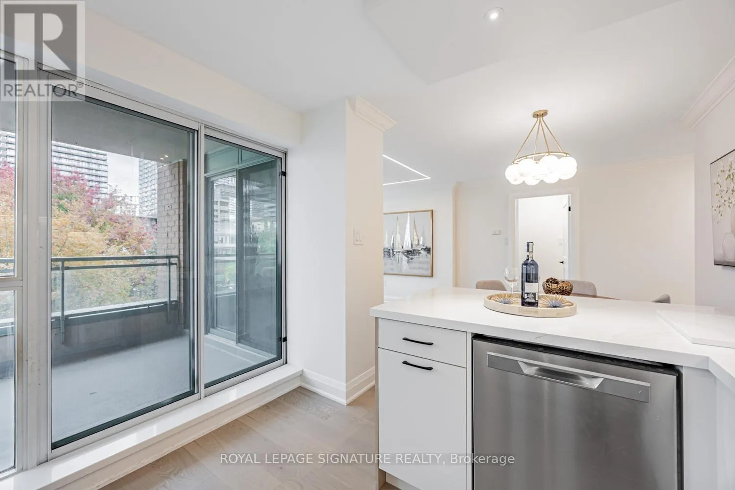 404 - 889 BAY STREET