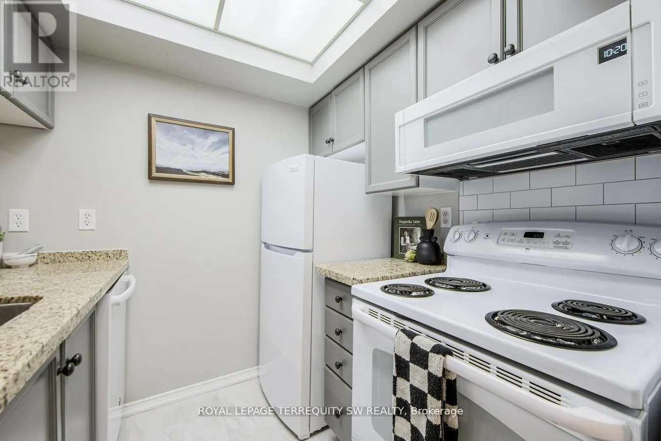 933 - 222 THE ESPLANADE