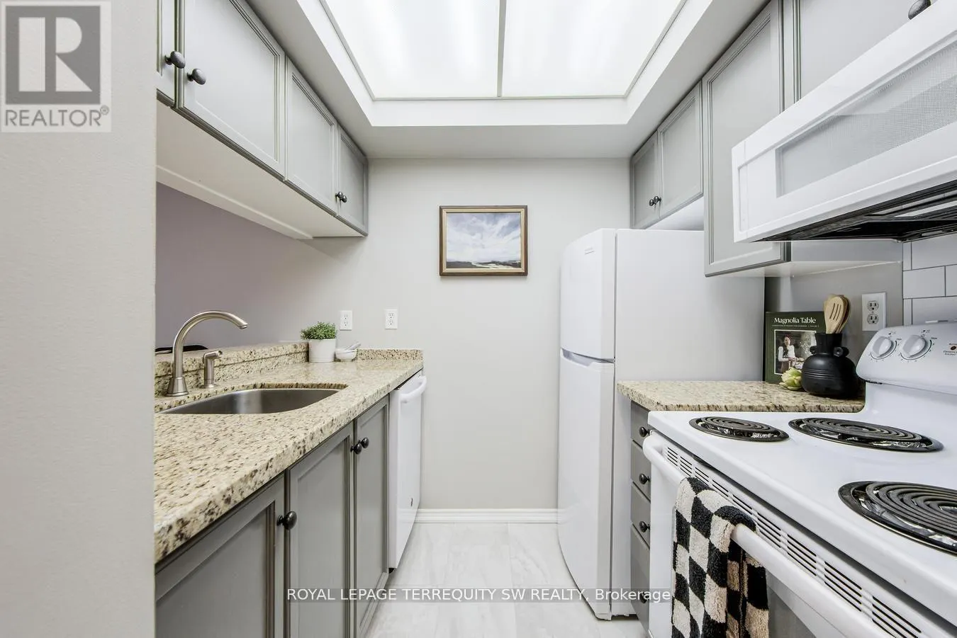 933 - 222 THE ESPLANADE