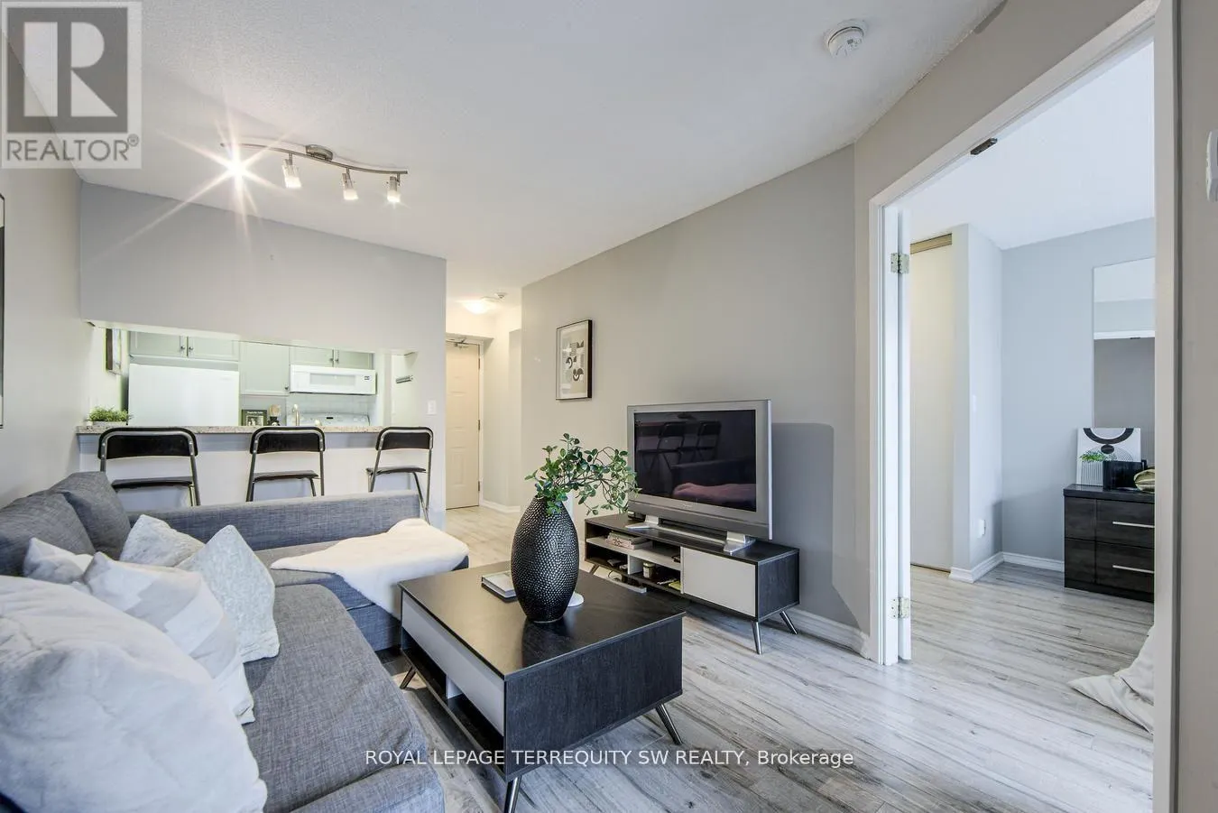 933 - 222 THE ESPLANADE