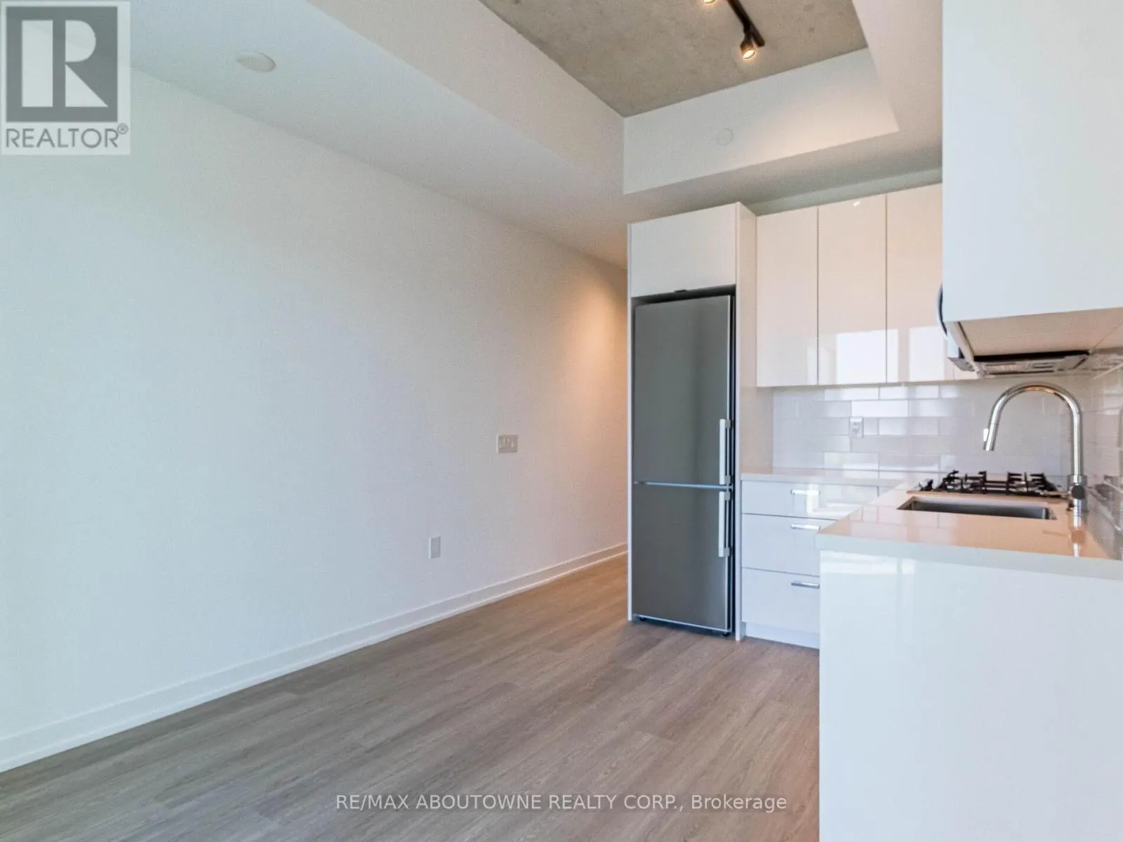 720 - 195 MCCAUL STREET