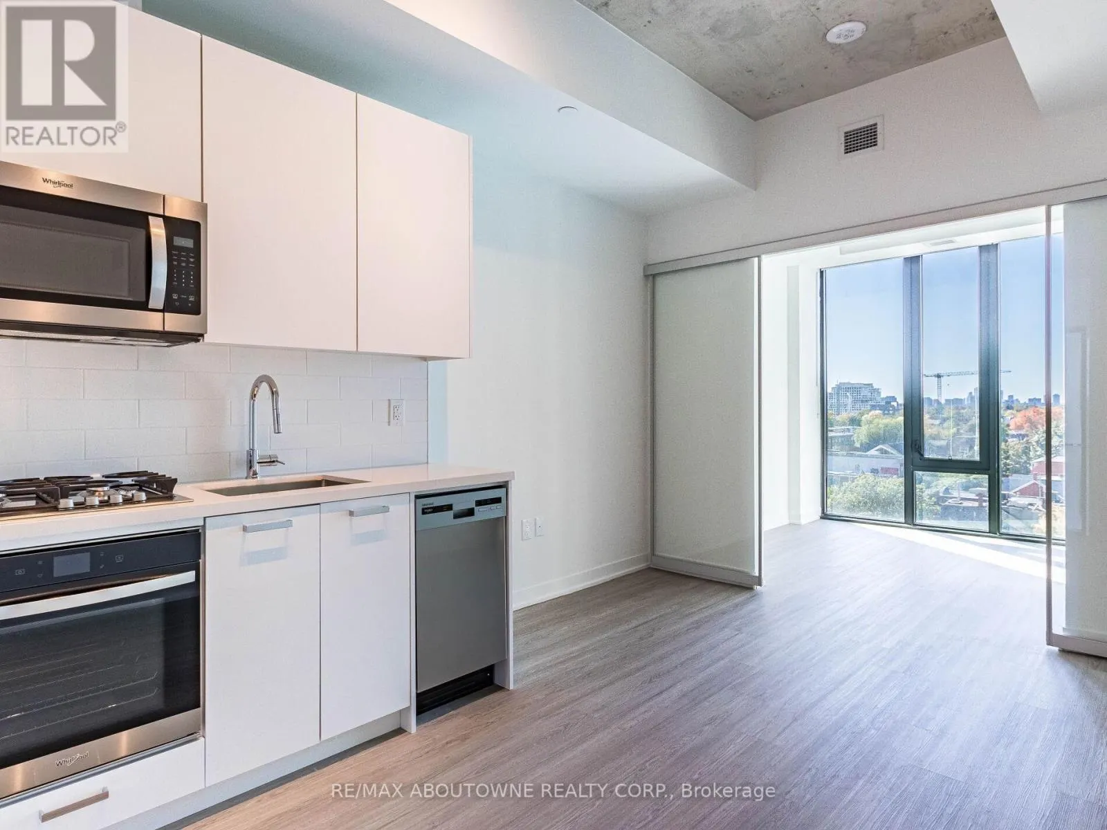 720 - 195 MCCAUL STREET