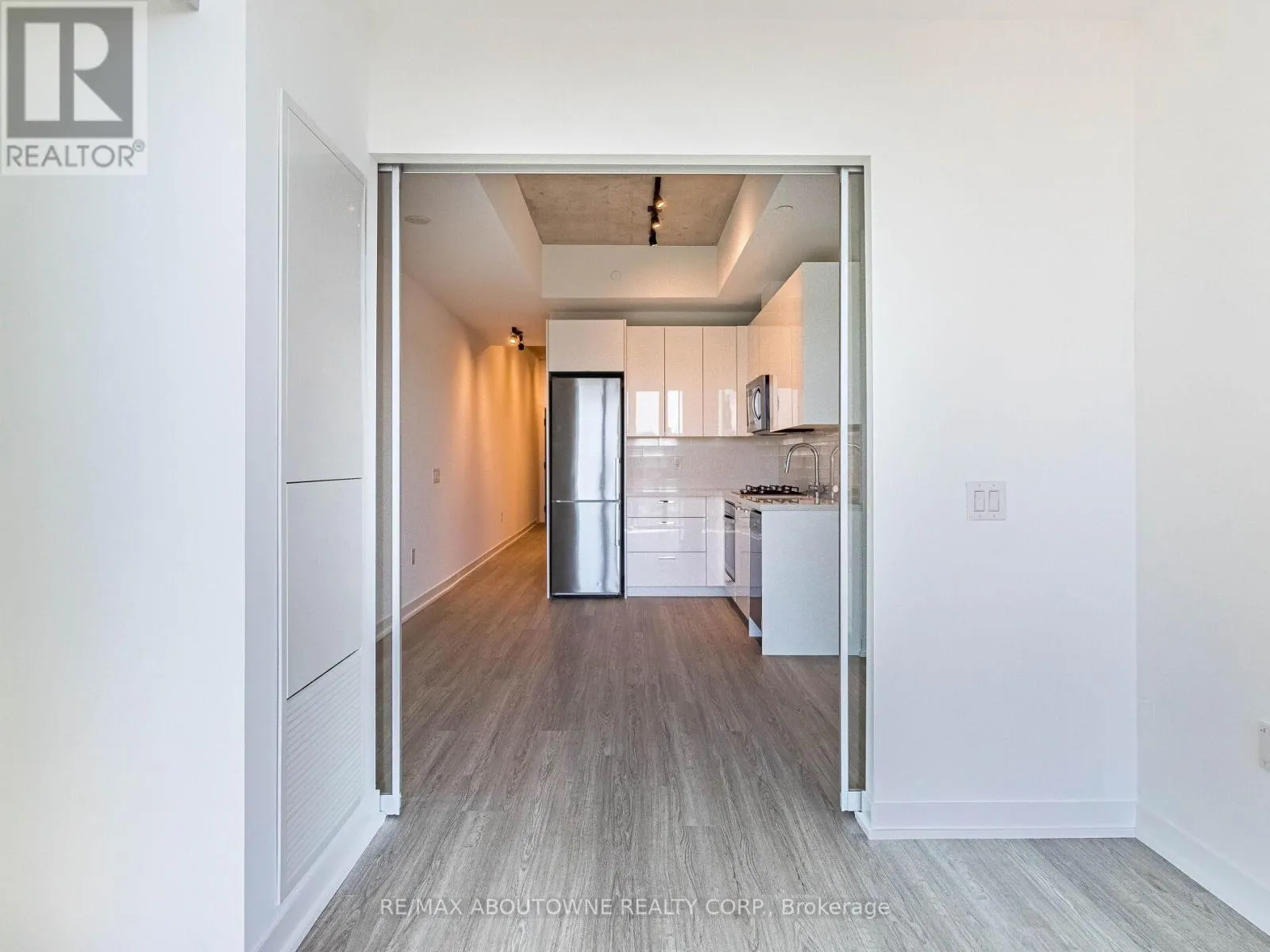 720 - 195 MCCAUL STREET