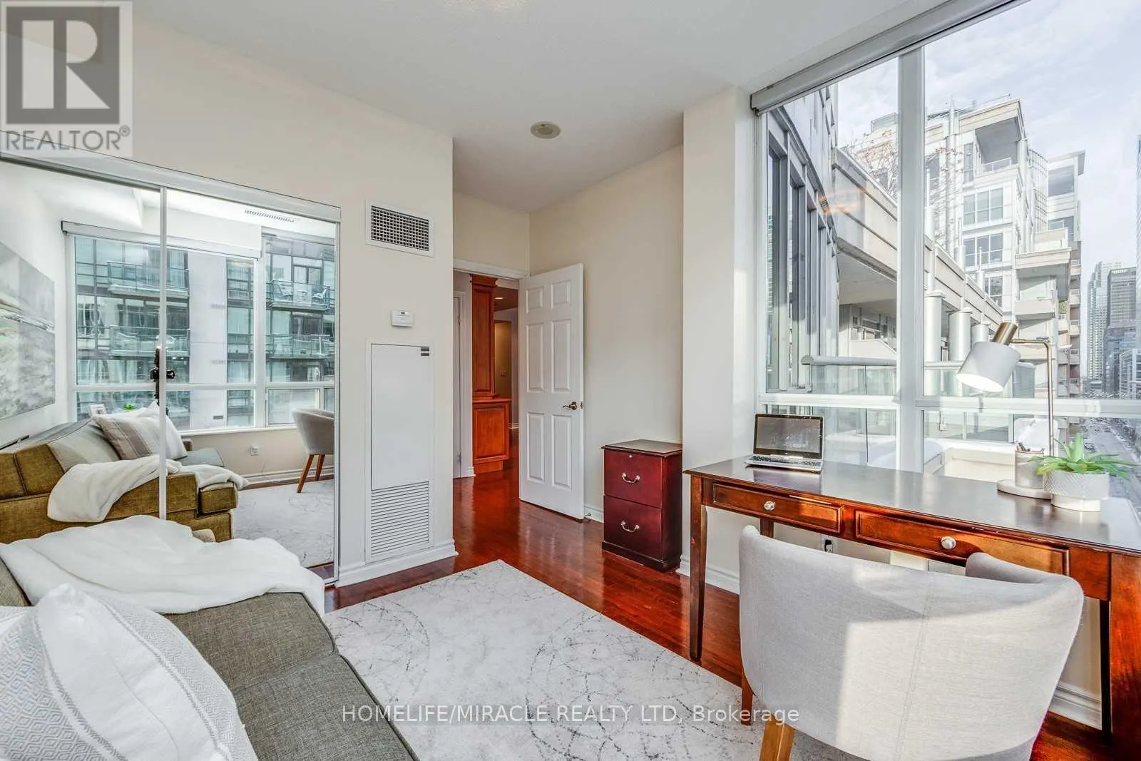 PH09 - 270 WELLINGTON STREET W