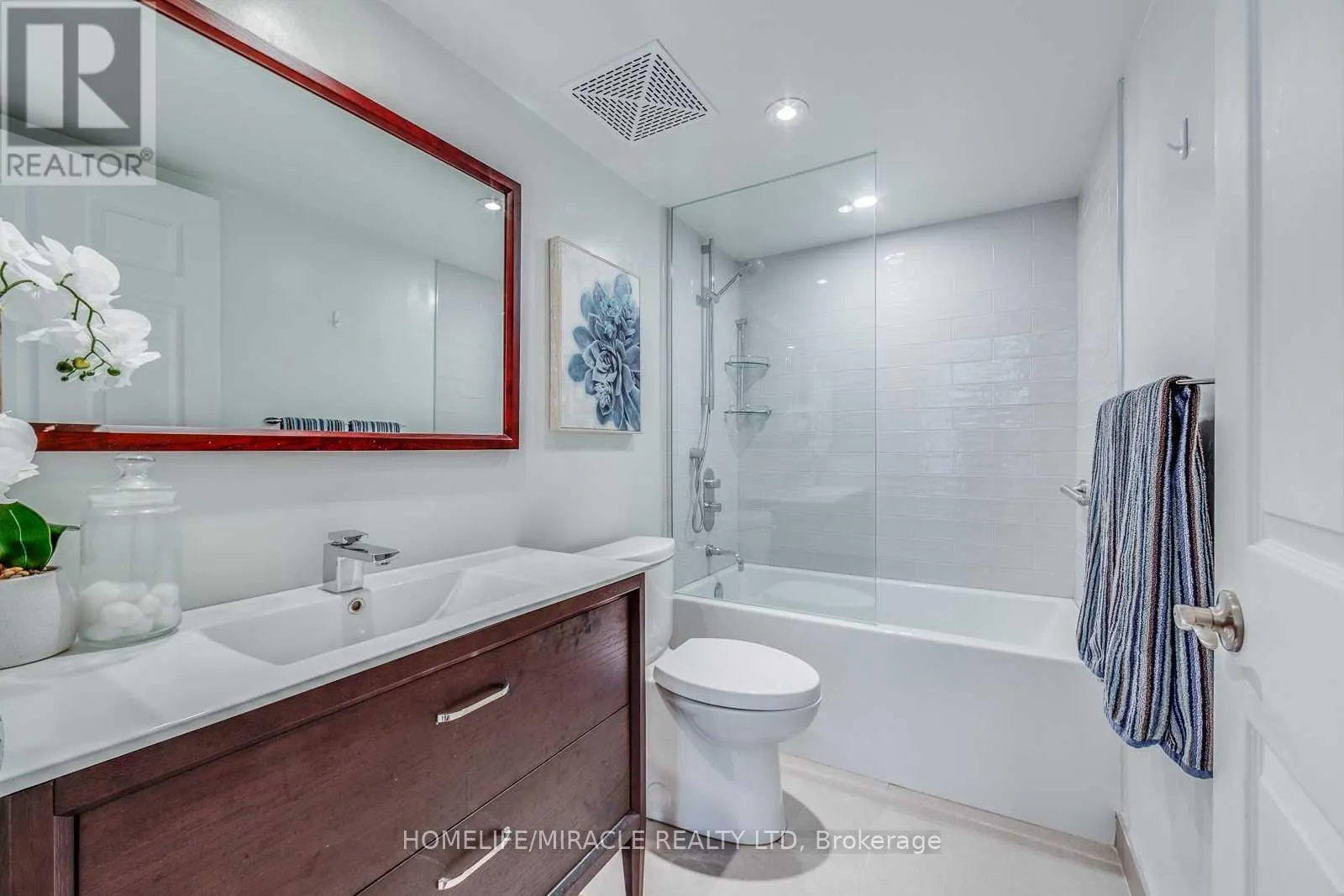 PH09 - 270 WELLINGTON STREET W