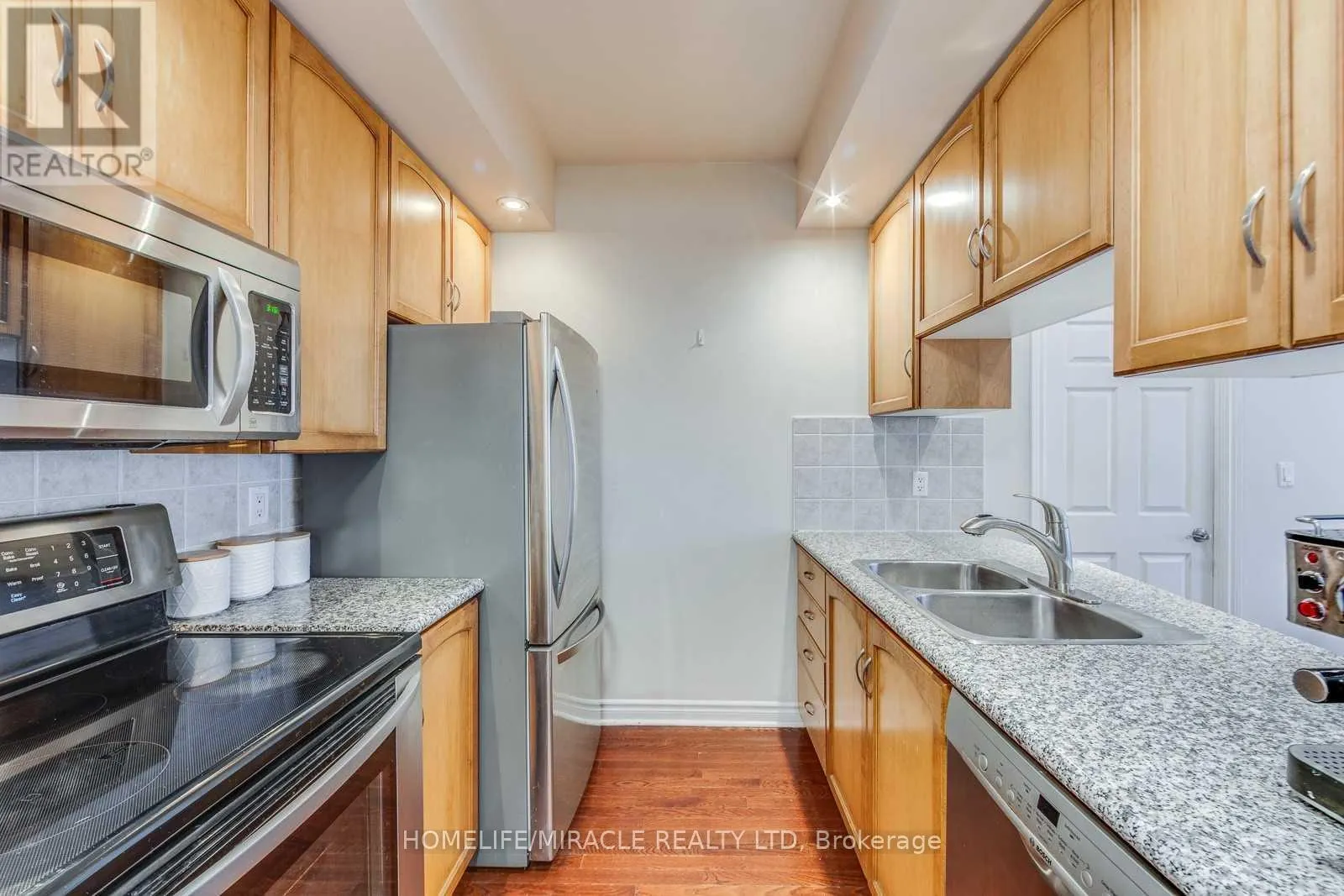 PH09 - 270 WELLINGTON STREET W