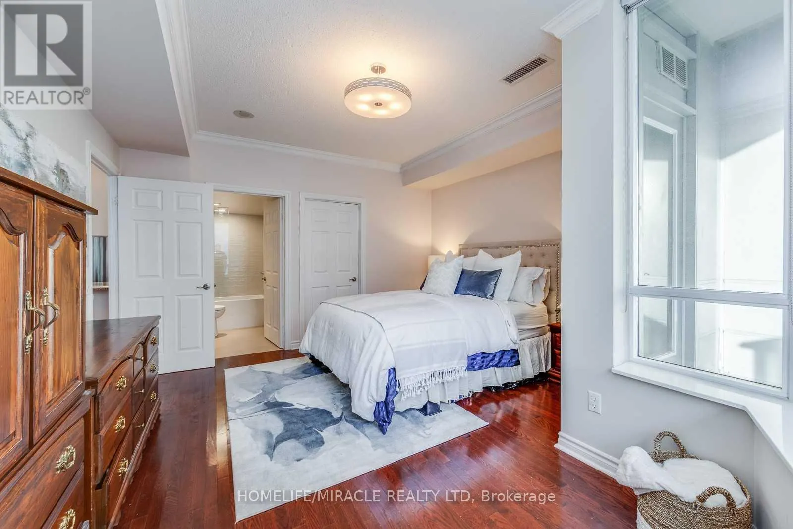 PH09 - 270 WELLINGTON STREET W