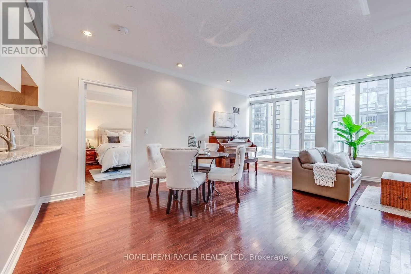 PH09 - 270 WELLINGTON STREET W