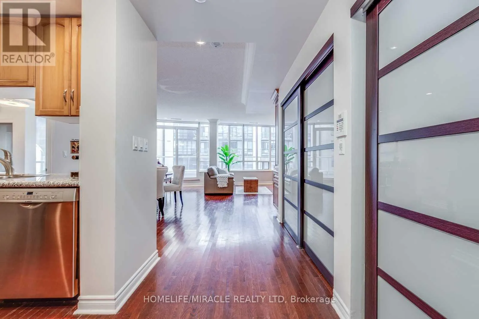 PH09 - 270 WELLINGTON STREET W