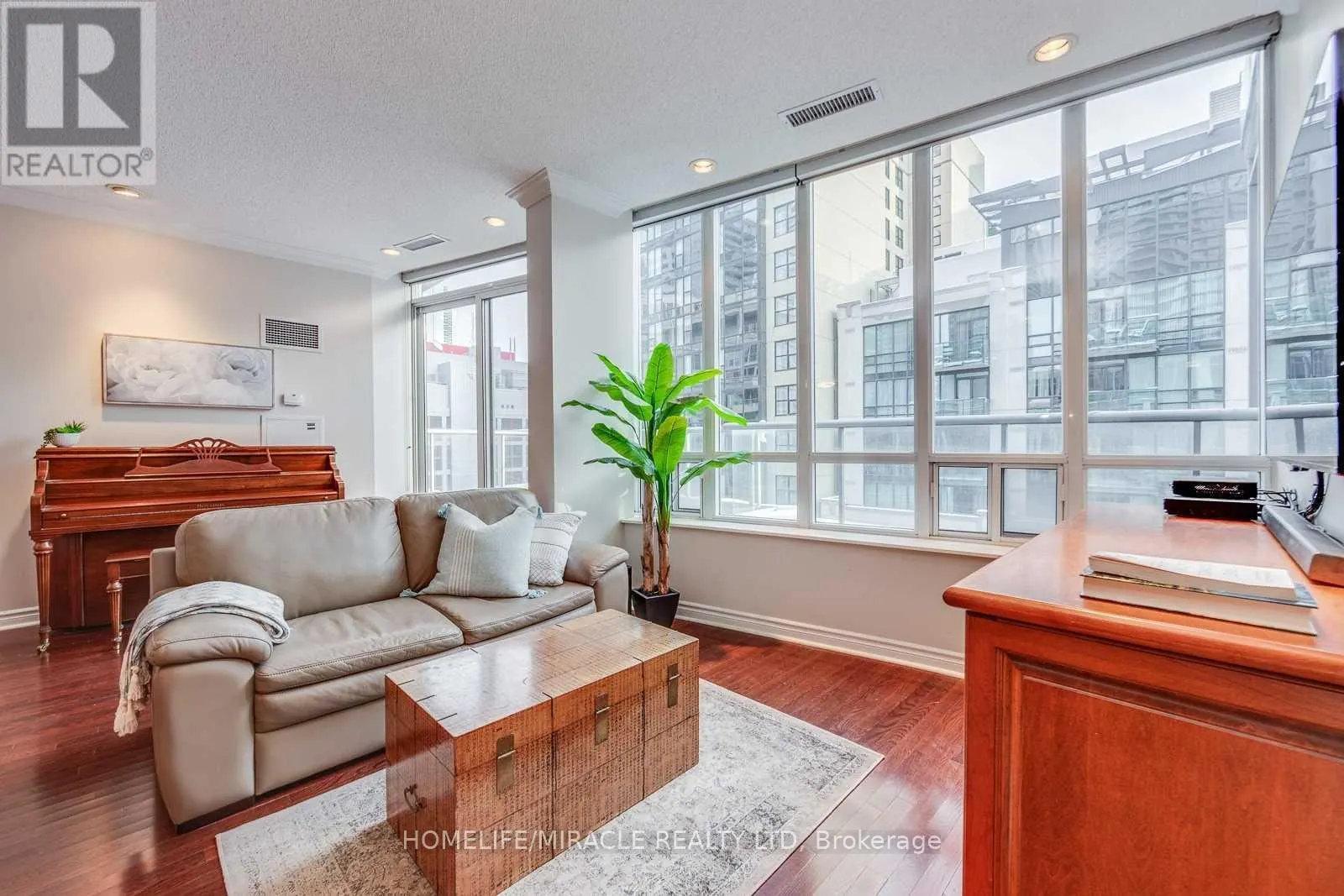 PH09 - 270 WELLINGTON STREET W