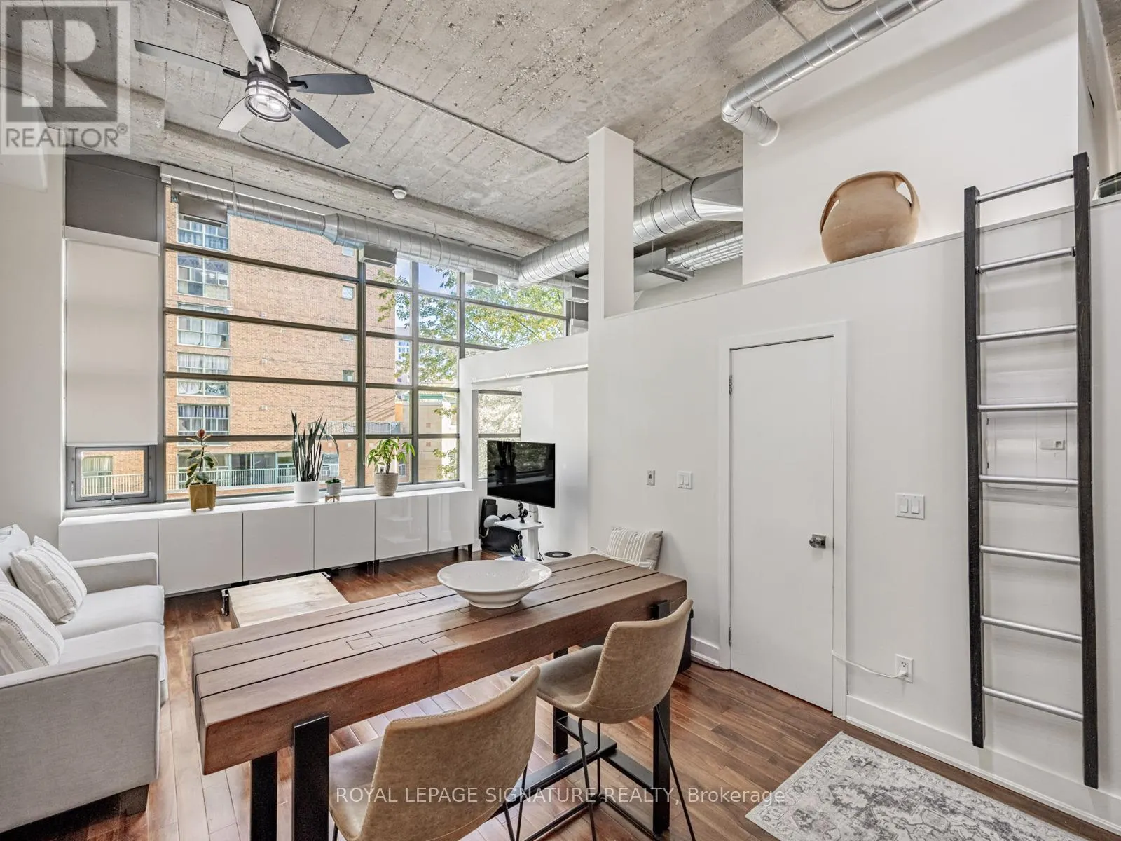 223 - 637 LAKE SHORE BOULEVARD W