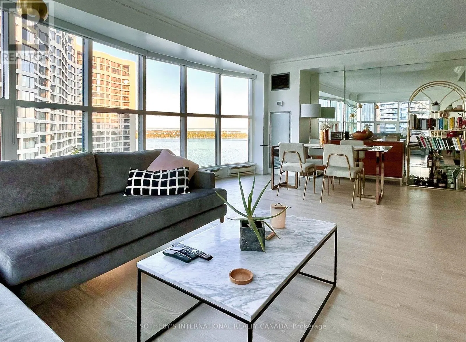 3002 - 77 HARBOUR SQUARE