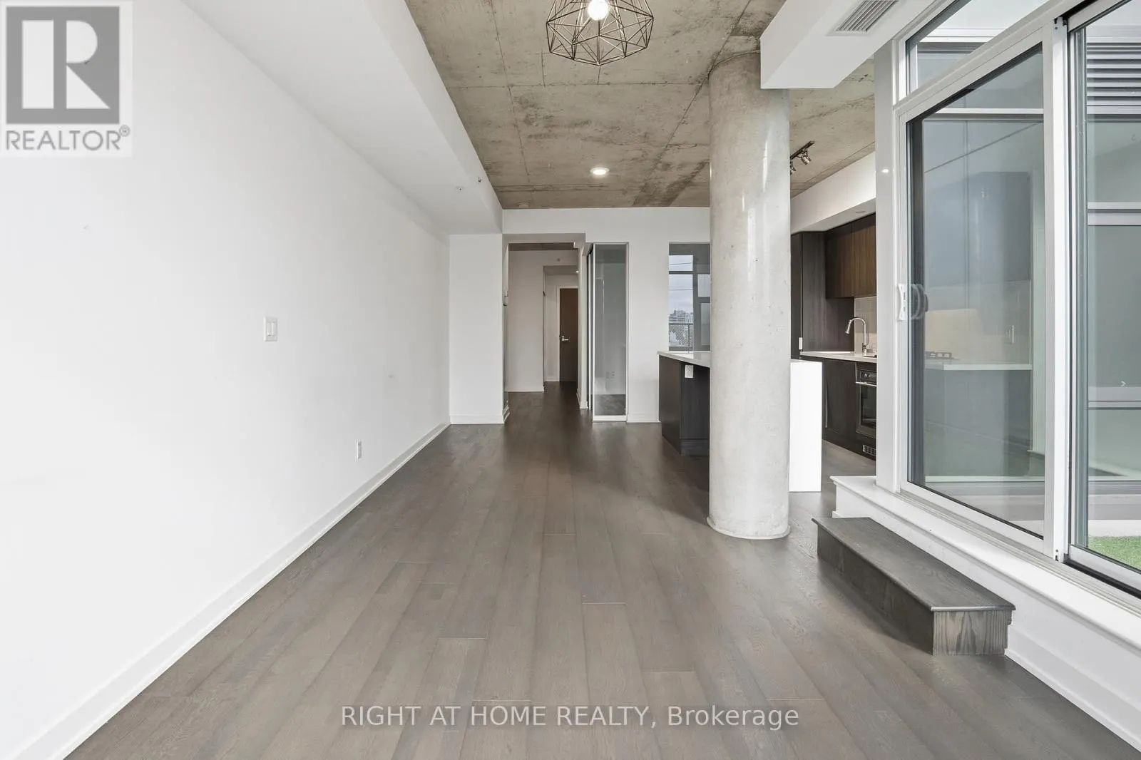 406 - 109 OSSINGTON AVENUE