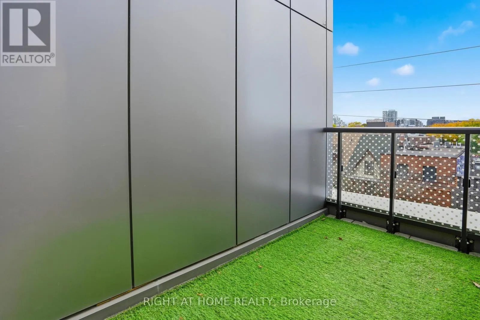 406 - 109 OSSINGTON AVENUE