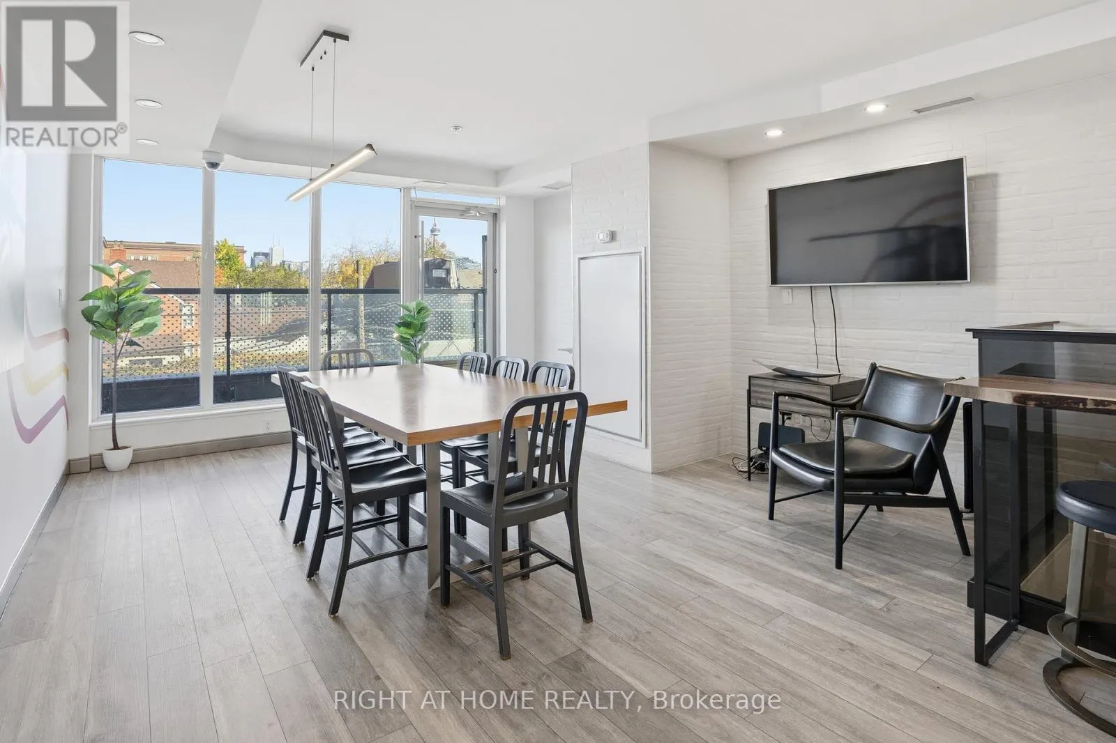 406 - 109 OSSINGTON AVENUE