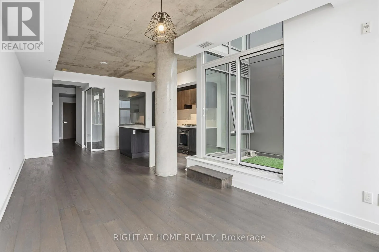 406 - 109 OSSINGTON AVENUE