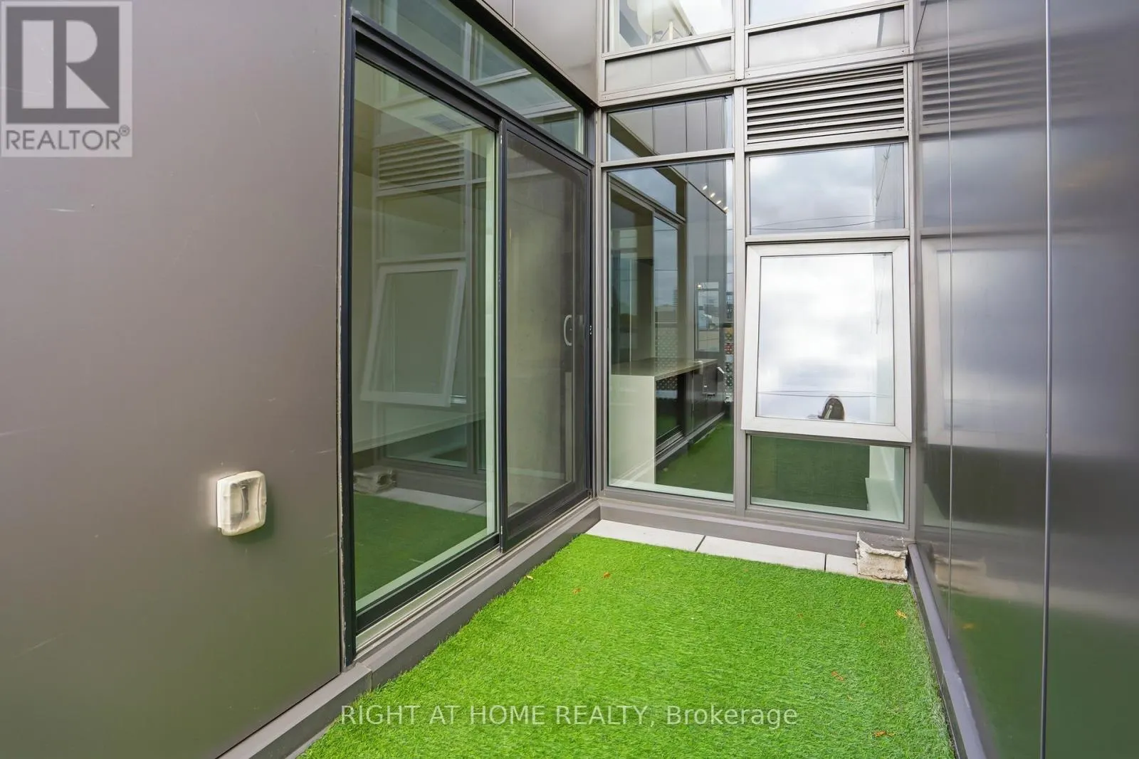 406 - 109 OSSINGTON AVENUE