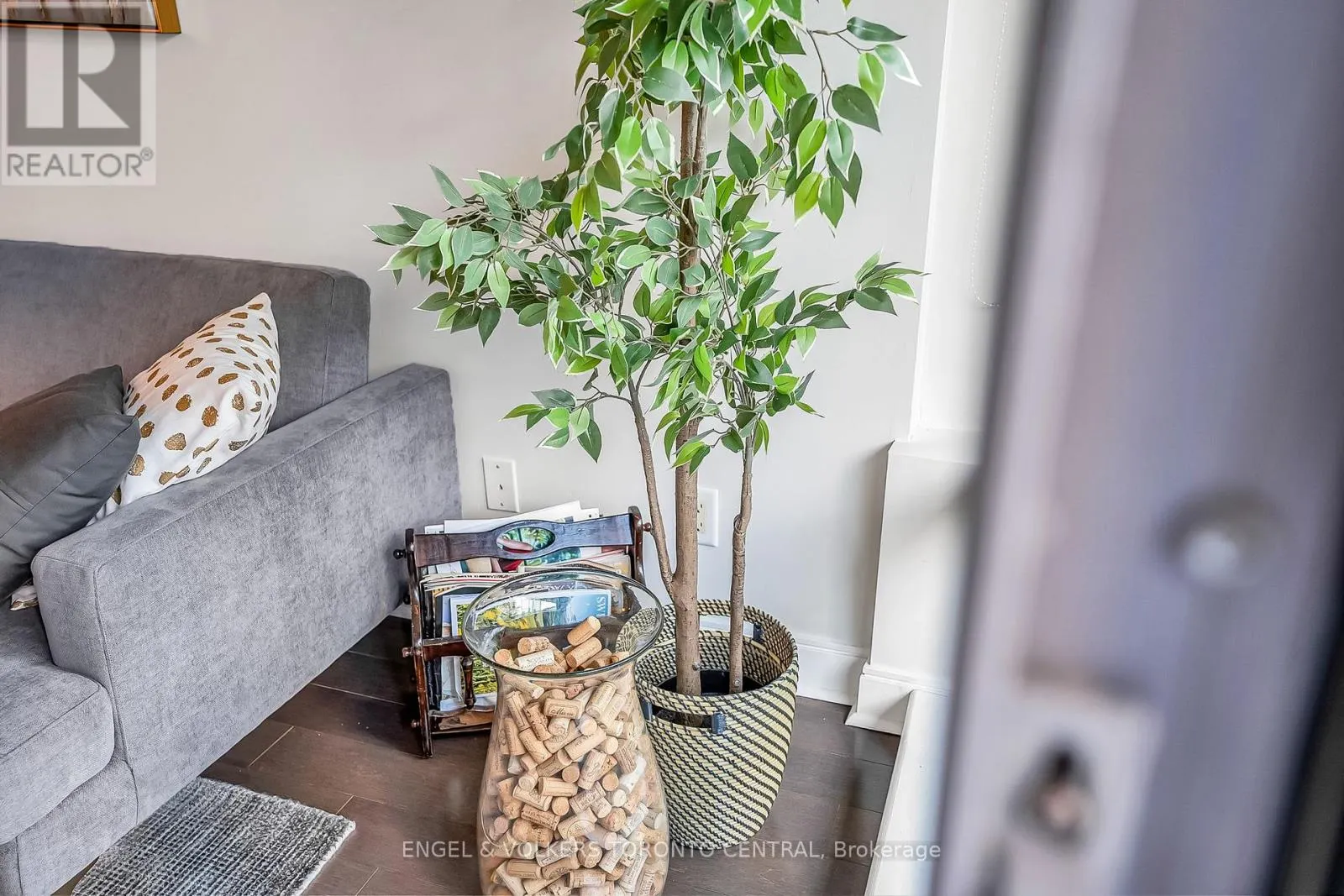 306 - 18 YORKVILLE AVENUE