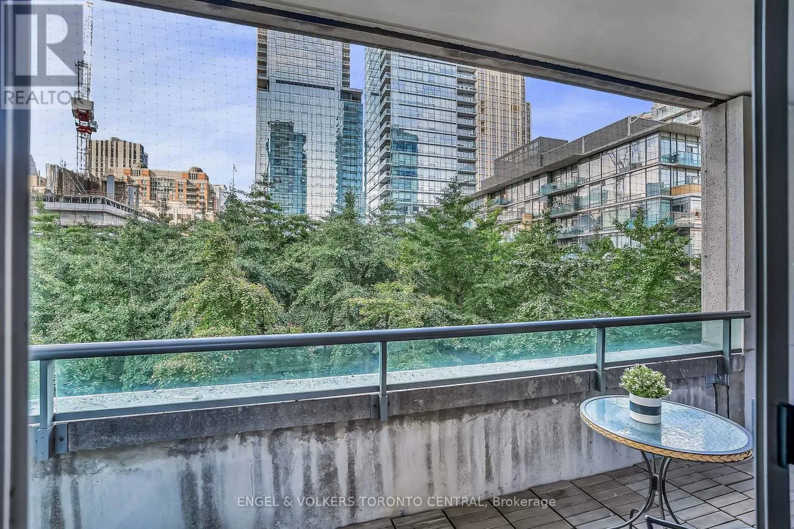 306 - 18 YORKVILLE AVENUE