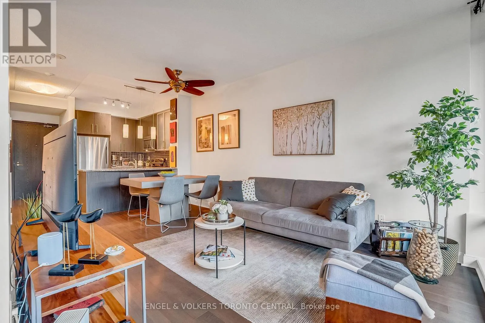 306 - 18 YORKVILLE AVENUE