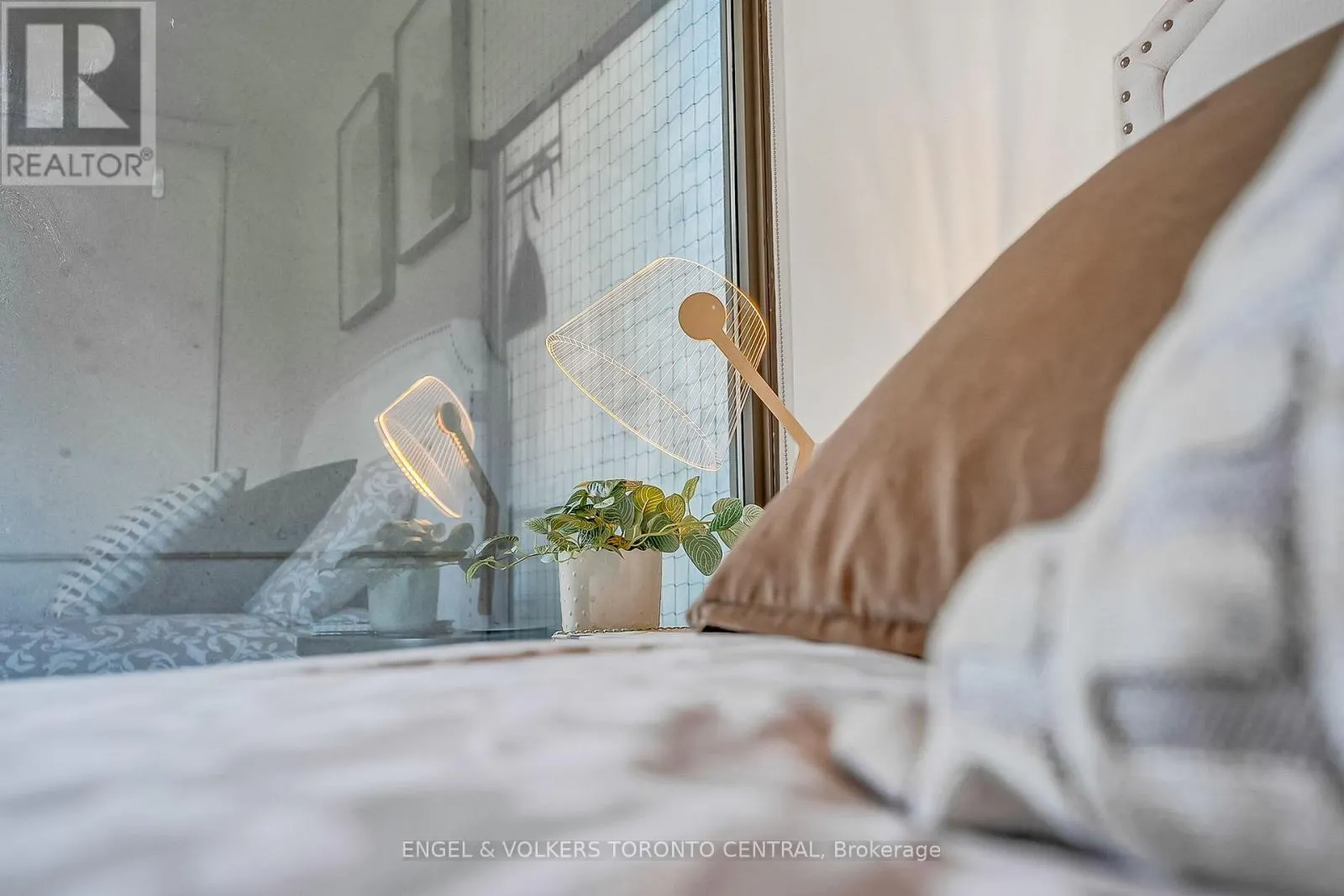 306 - 18 YORKVILLE AVENUE