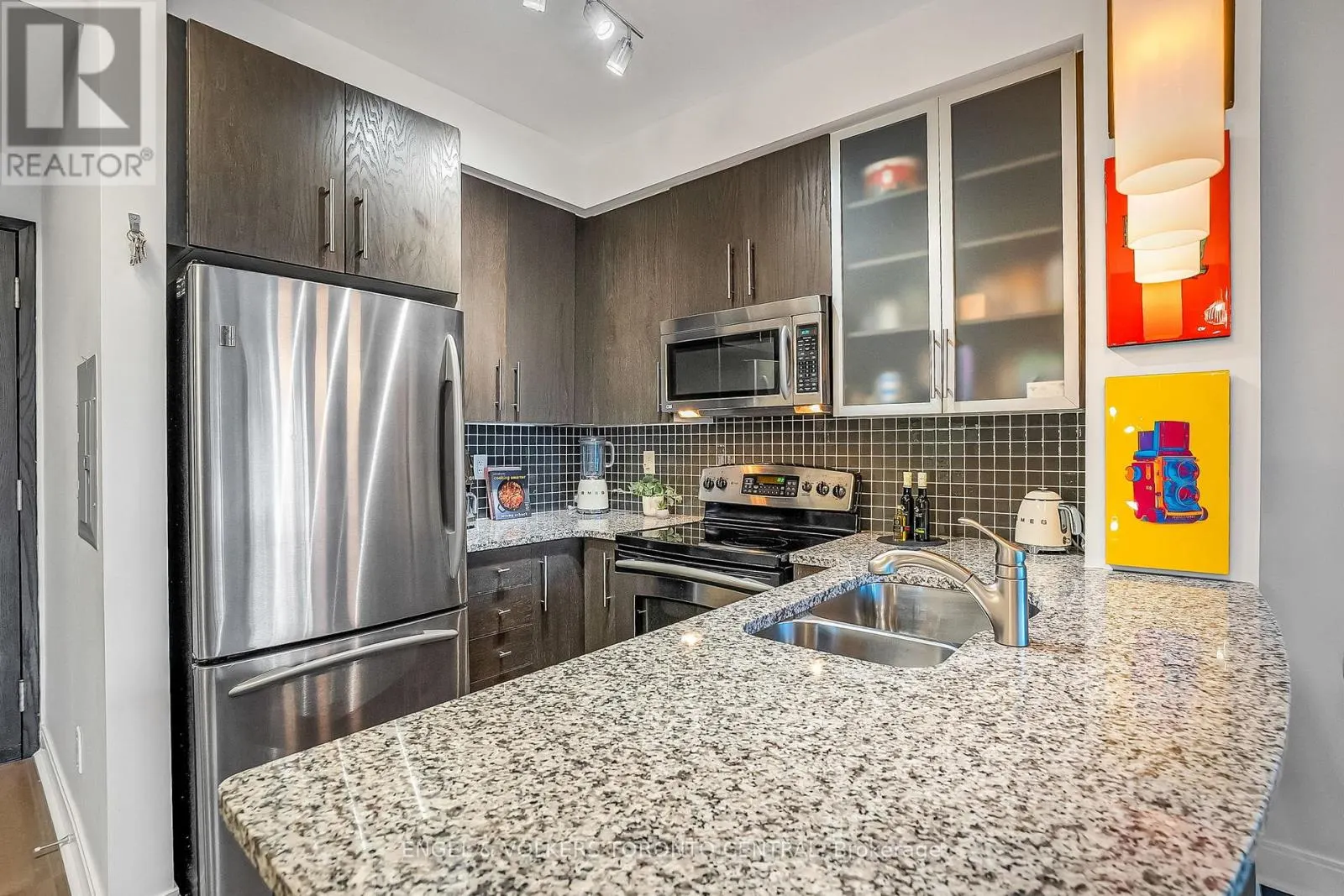 306 - 18 YORKVILLE AVENUE