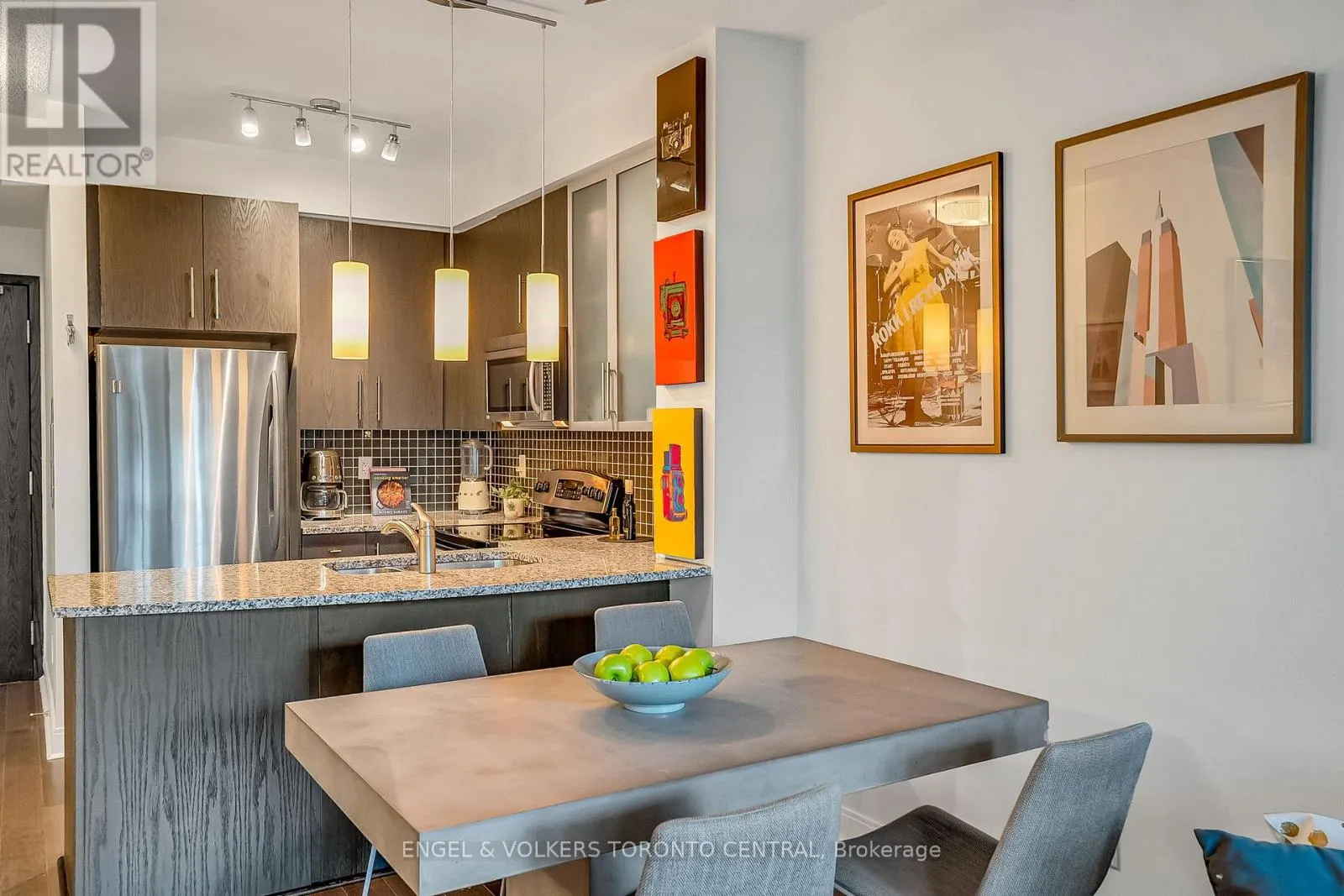 306 - 18 YORKVILLE AVENUE