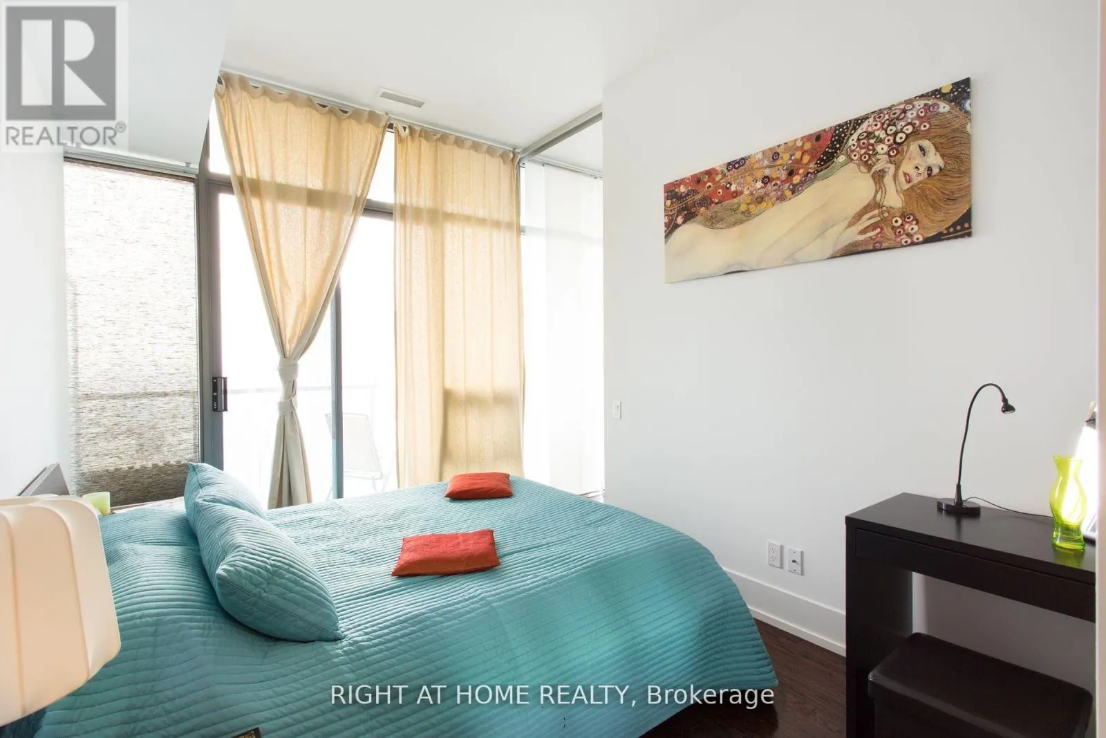 4207 - 33 CHARLES STREET E