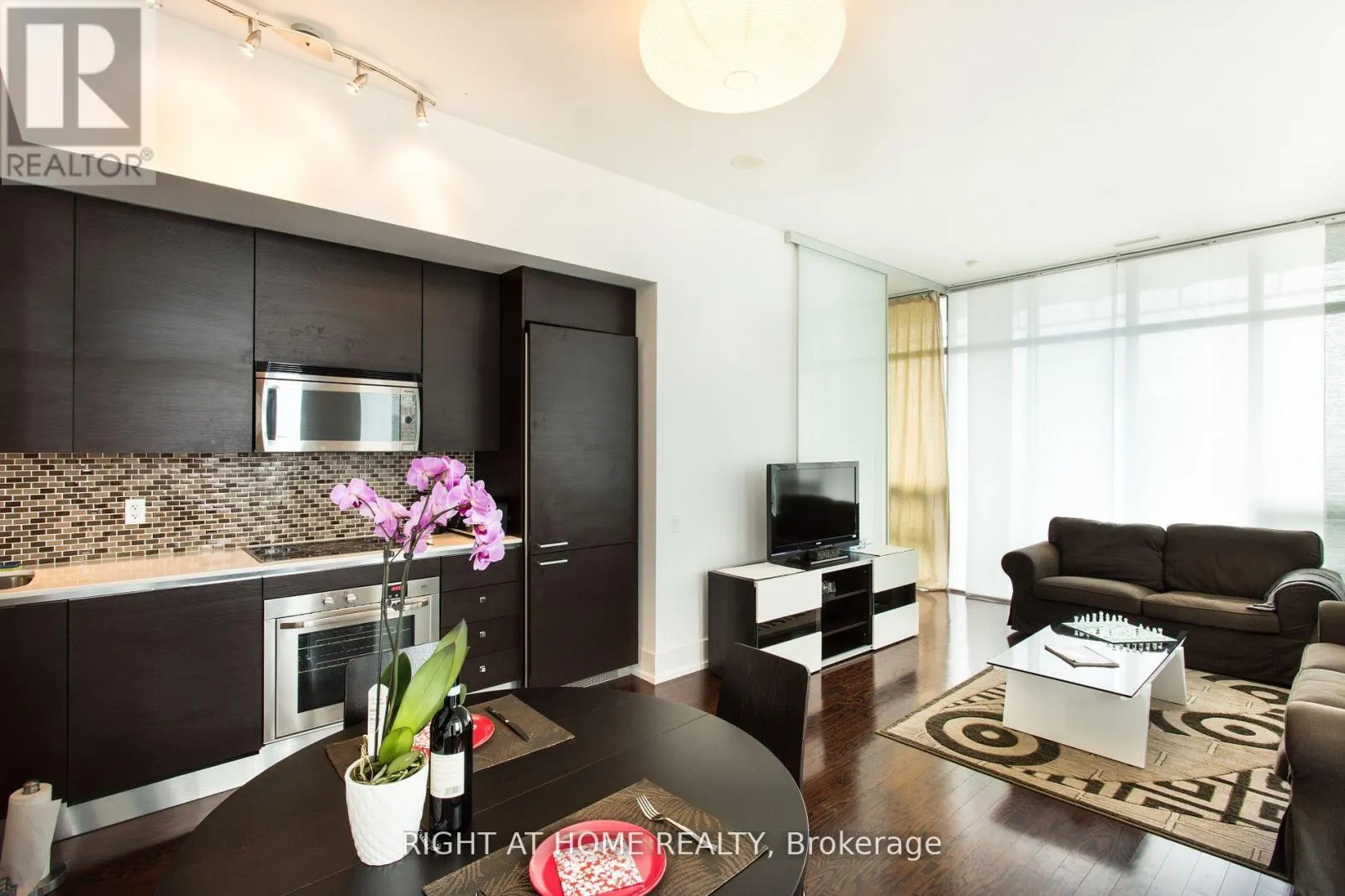 4207 - 33 CHARLES STREET E