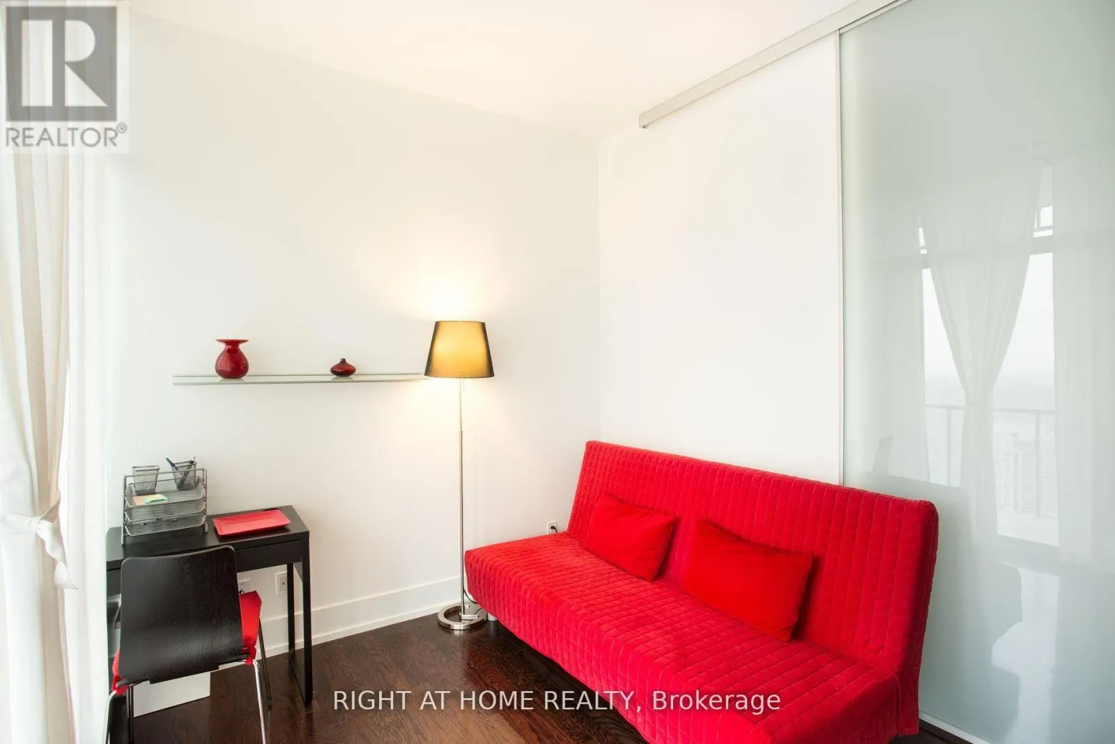 4207 - 33 CHARLES STREET E