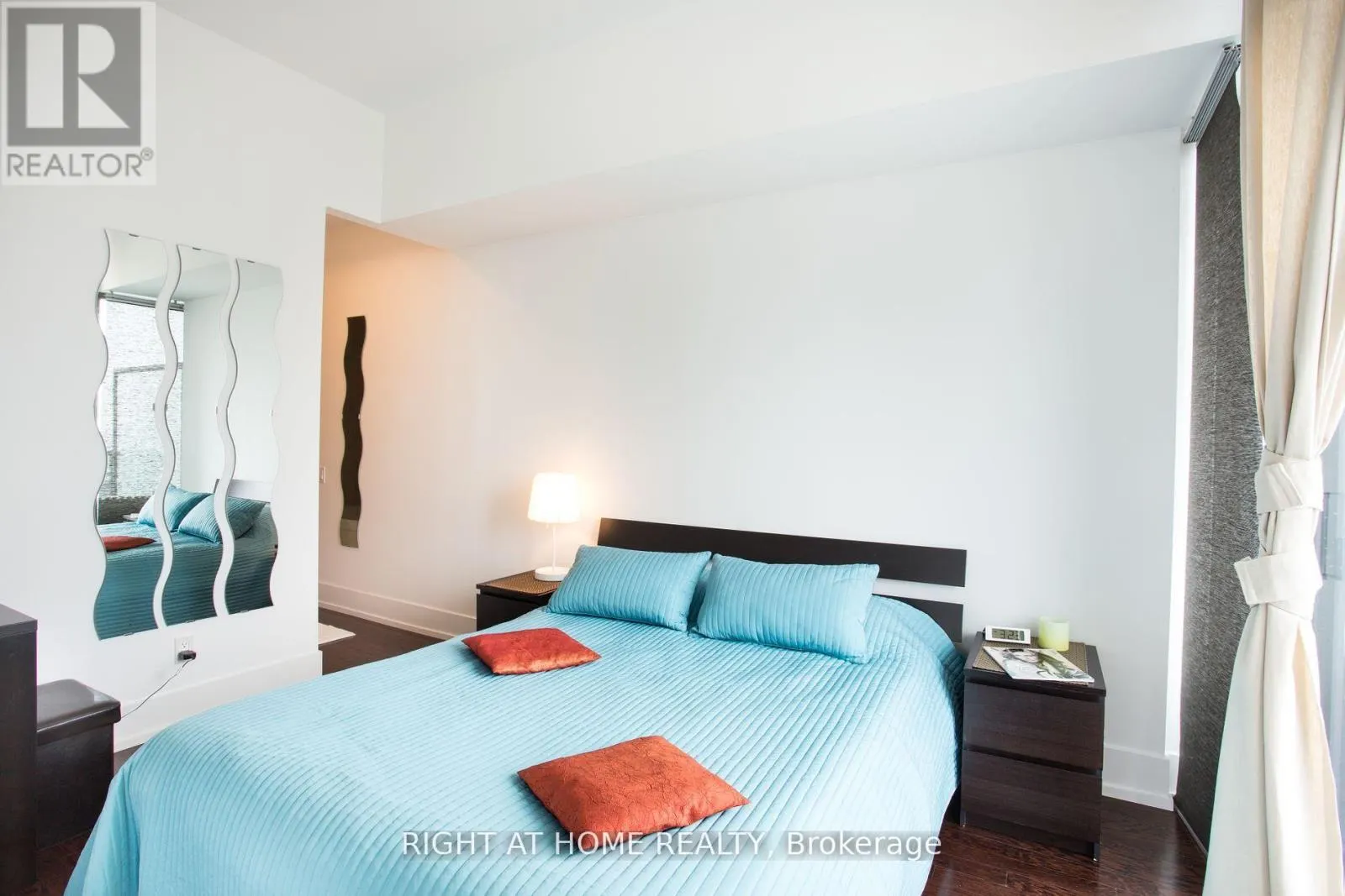 4207 - 33 CHARLES STREET E