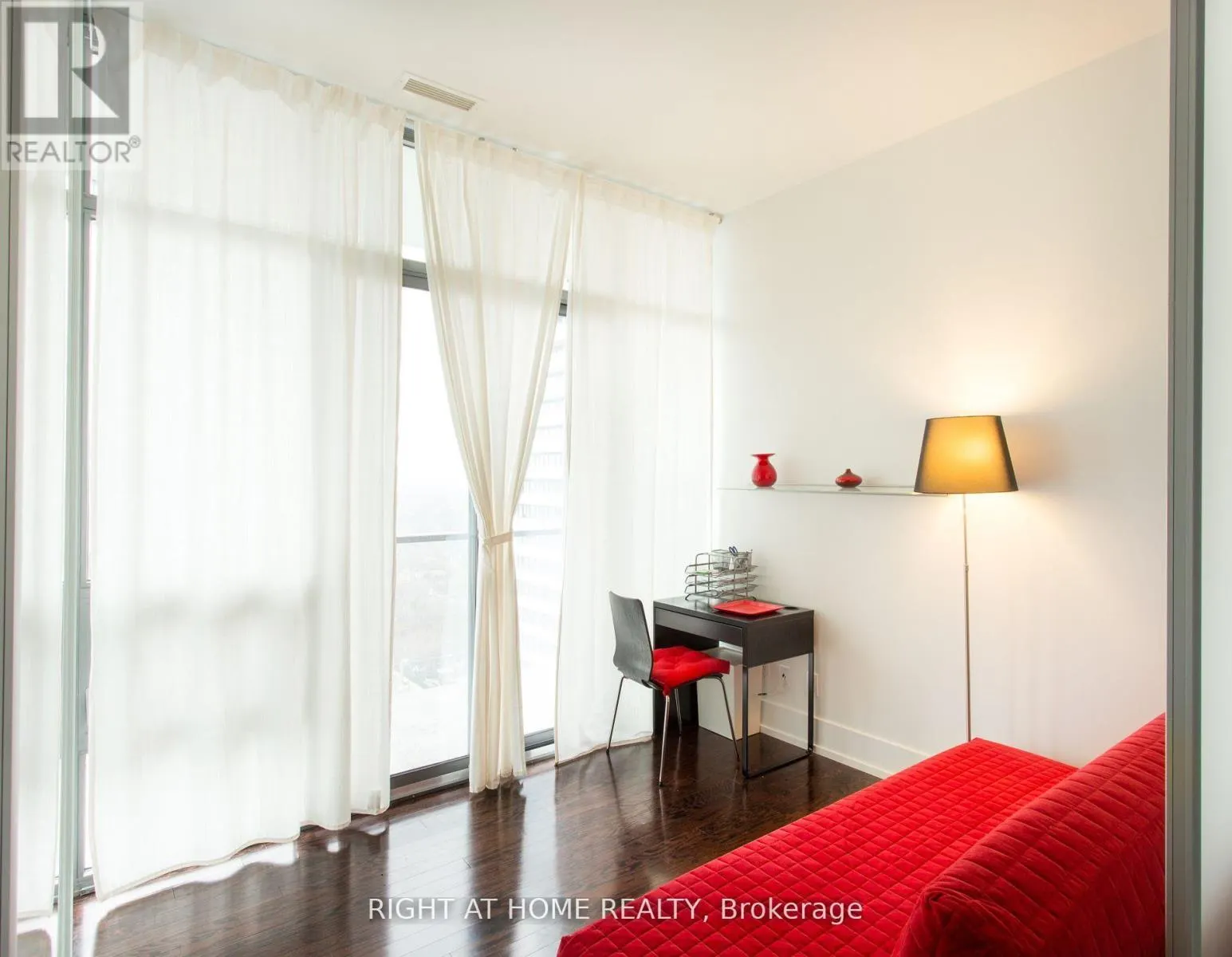 4207 - 33 CHARLES STREET E