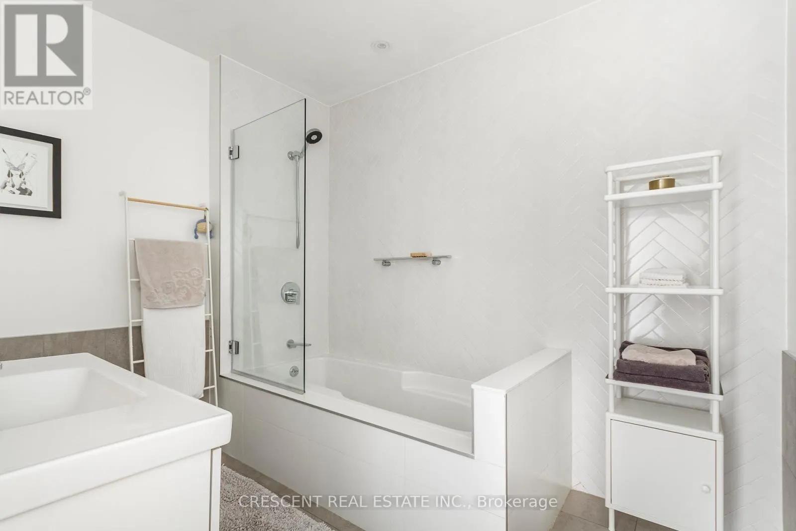 811 - 60 BATHURST STREET