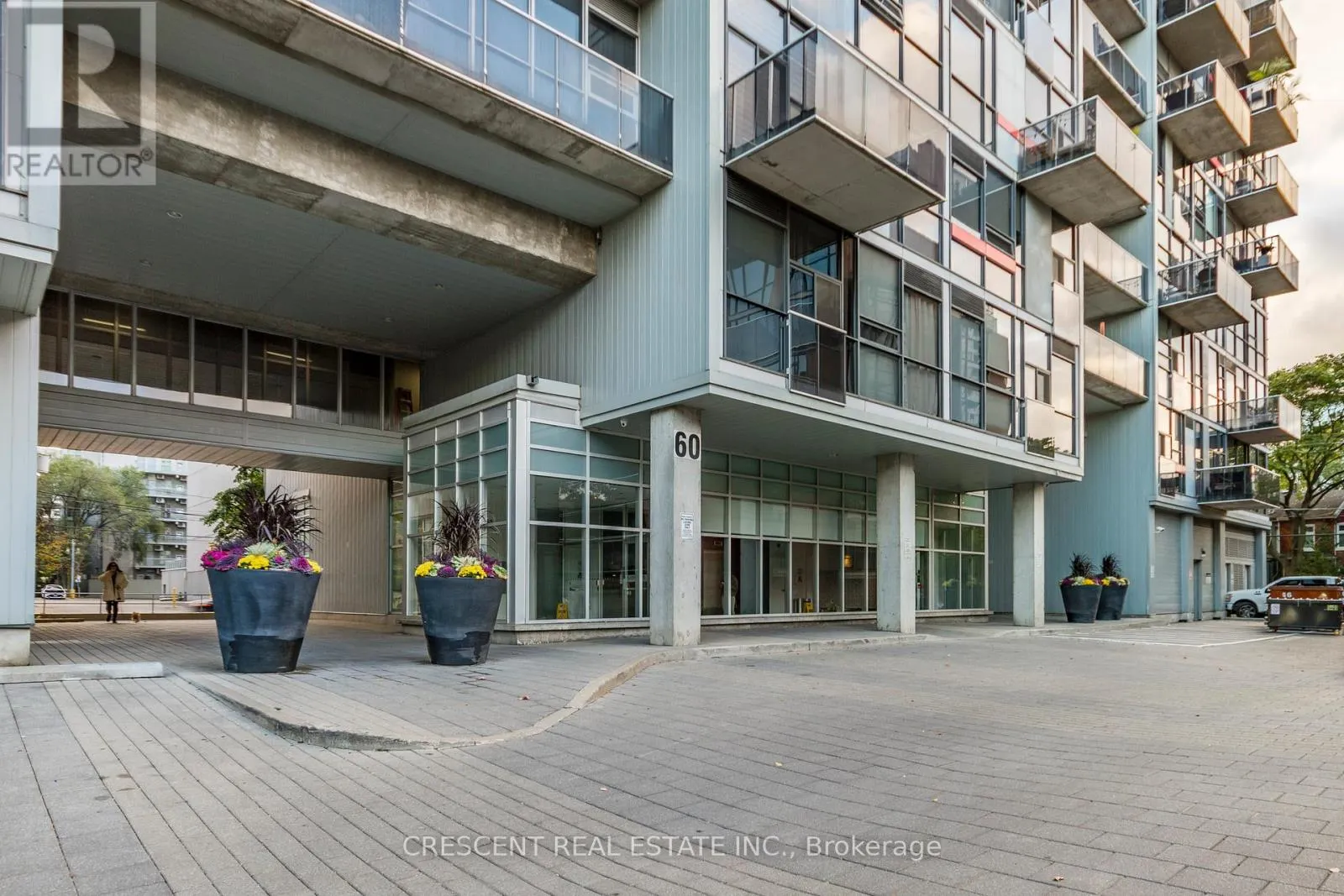 811 - 60 BATHURST STREET