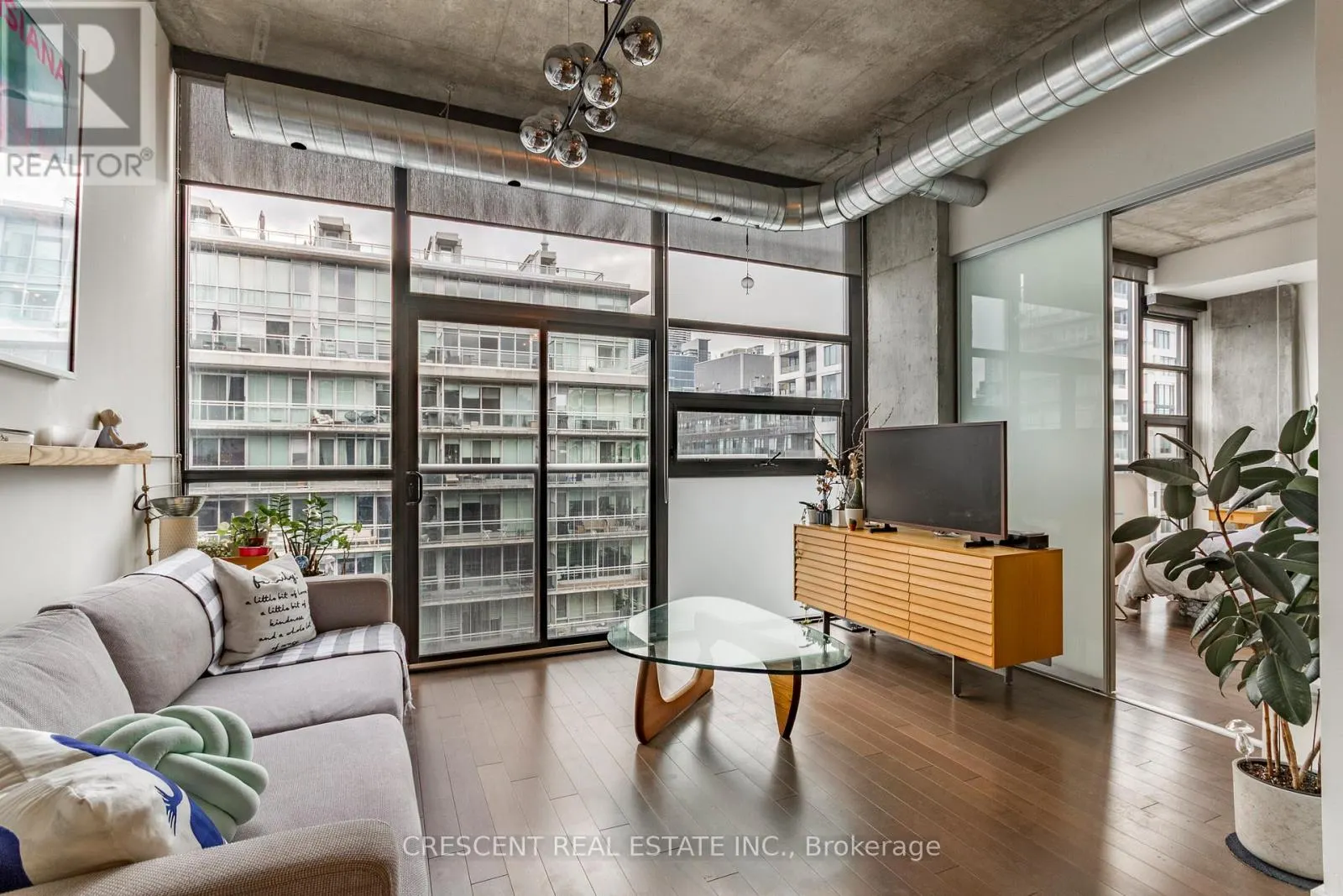 811 - 60 BATHURST STREET