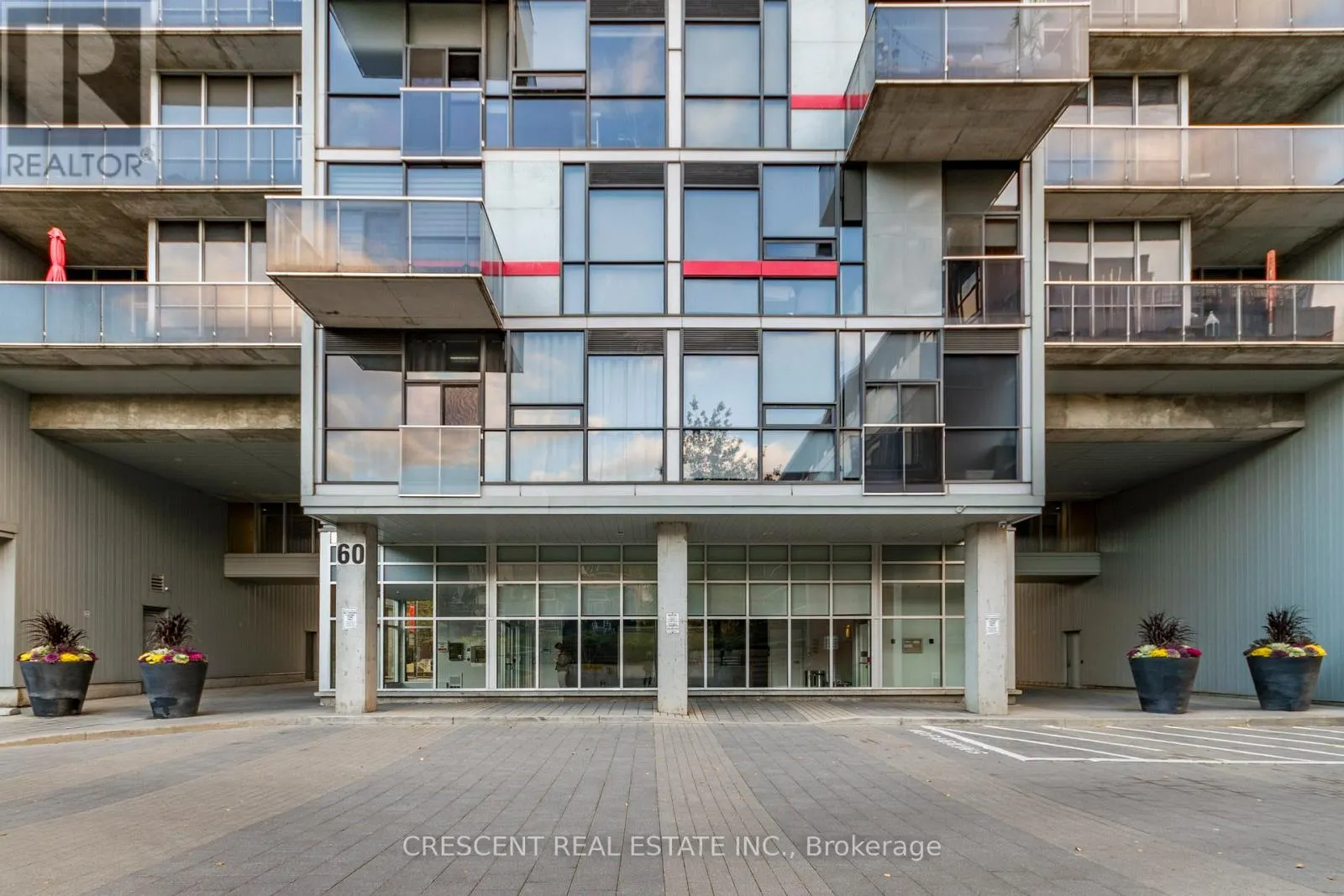 811 - 60 BATHURST STREET