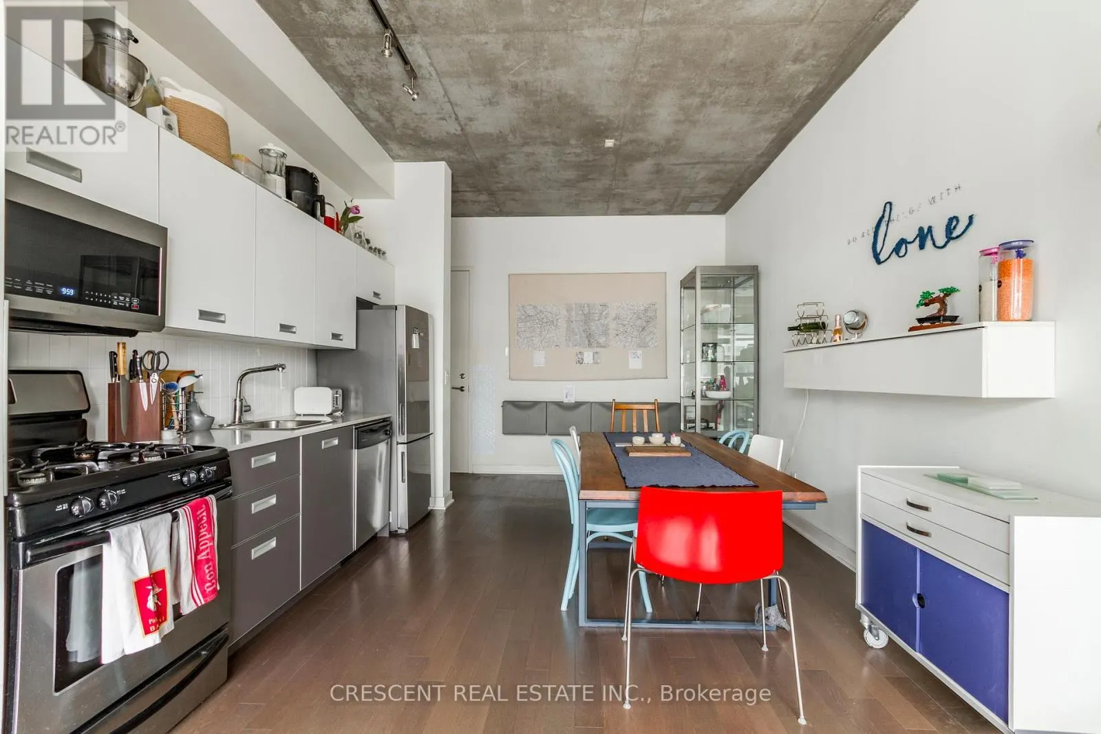 811 - 60 BATHURST STREET