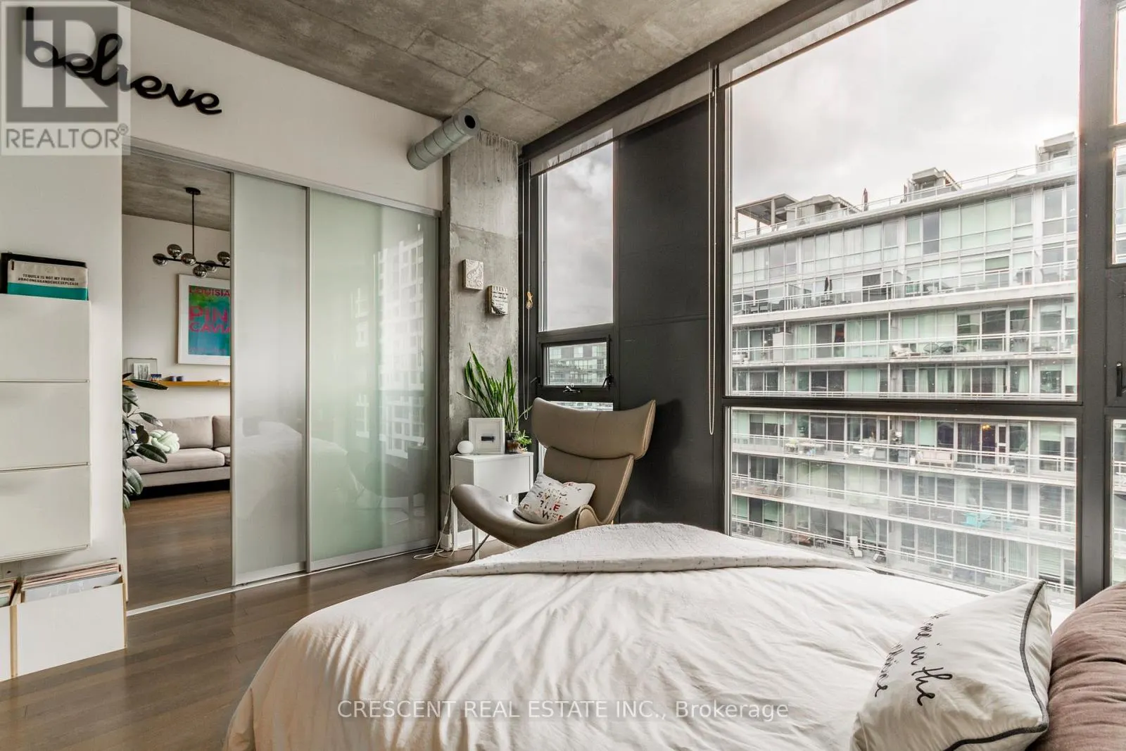 811 - 60 BATHURST STREET