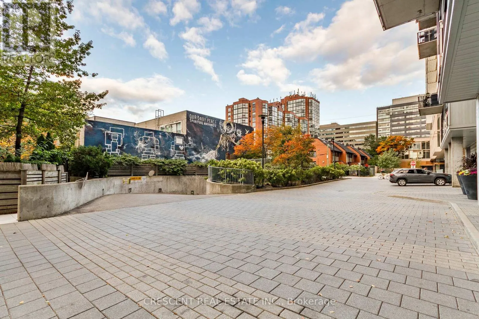 811 - 60 BATHURST STREET