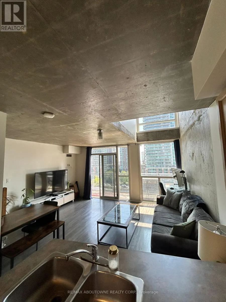 1005 - 1029 KING STREET W